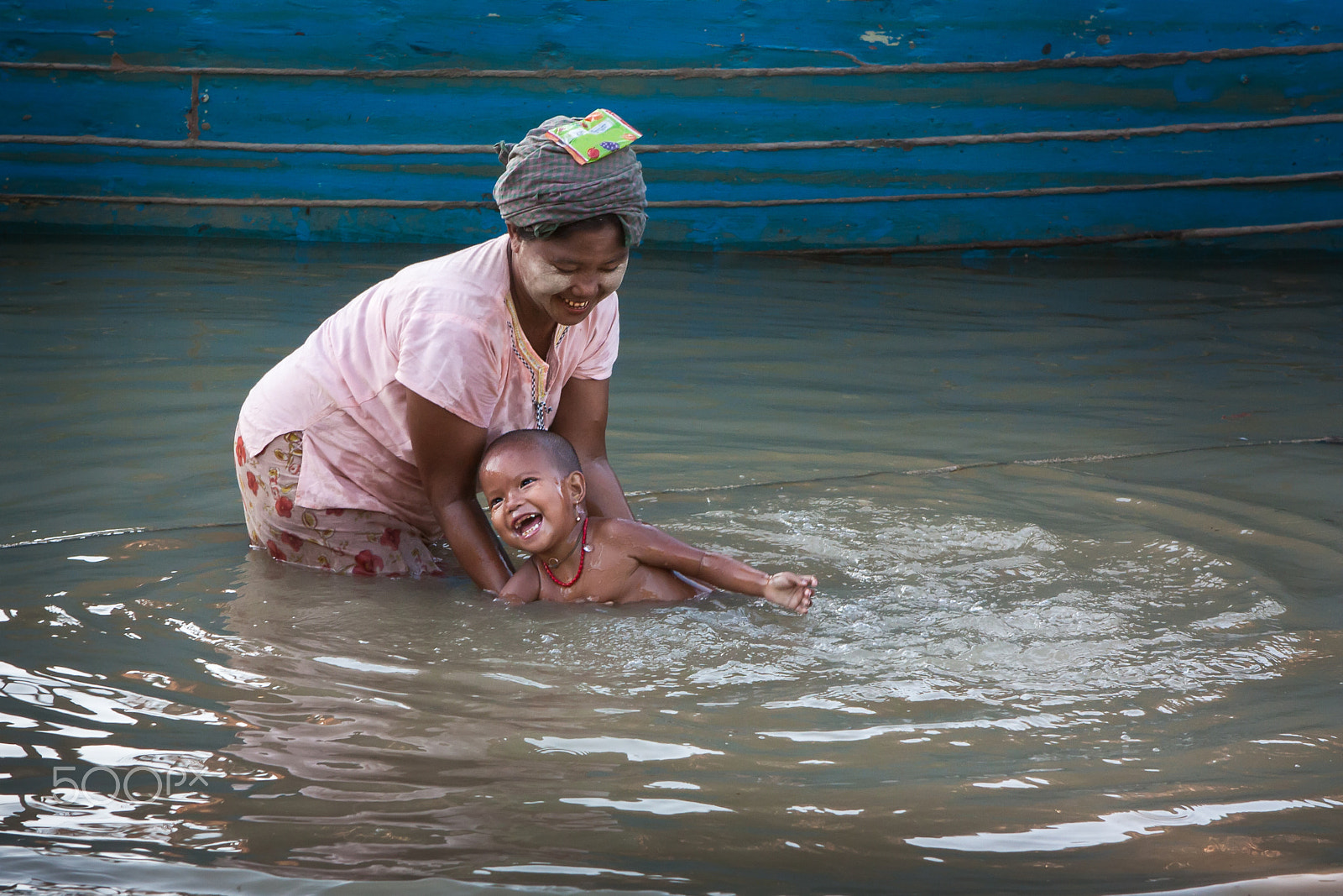 Canon EOS 450D (EOS Rebel XSi / EOS Kiss X2) + Canon EF 24-70mm F2.8L USM sample photo. Mandalay, myanmar. 28 november 2011. burmese woman bathes her da photography