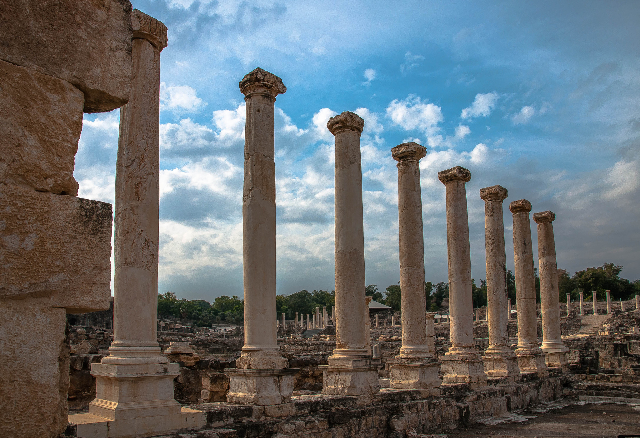 Sigma 17-70mm F2.8-4 DC Macro OS HSM | C sample photo. Ancient columns photography