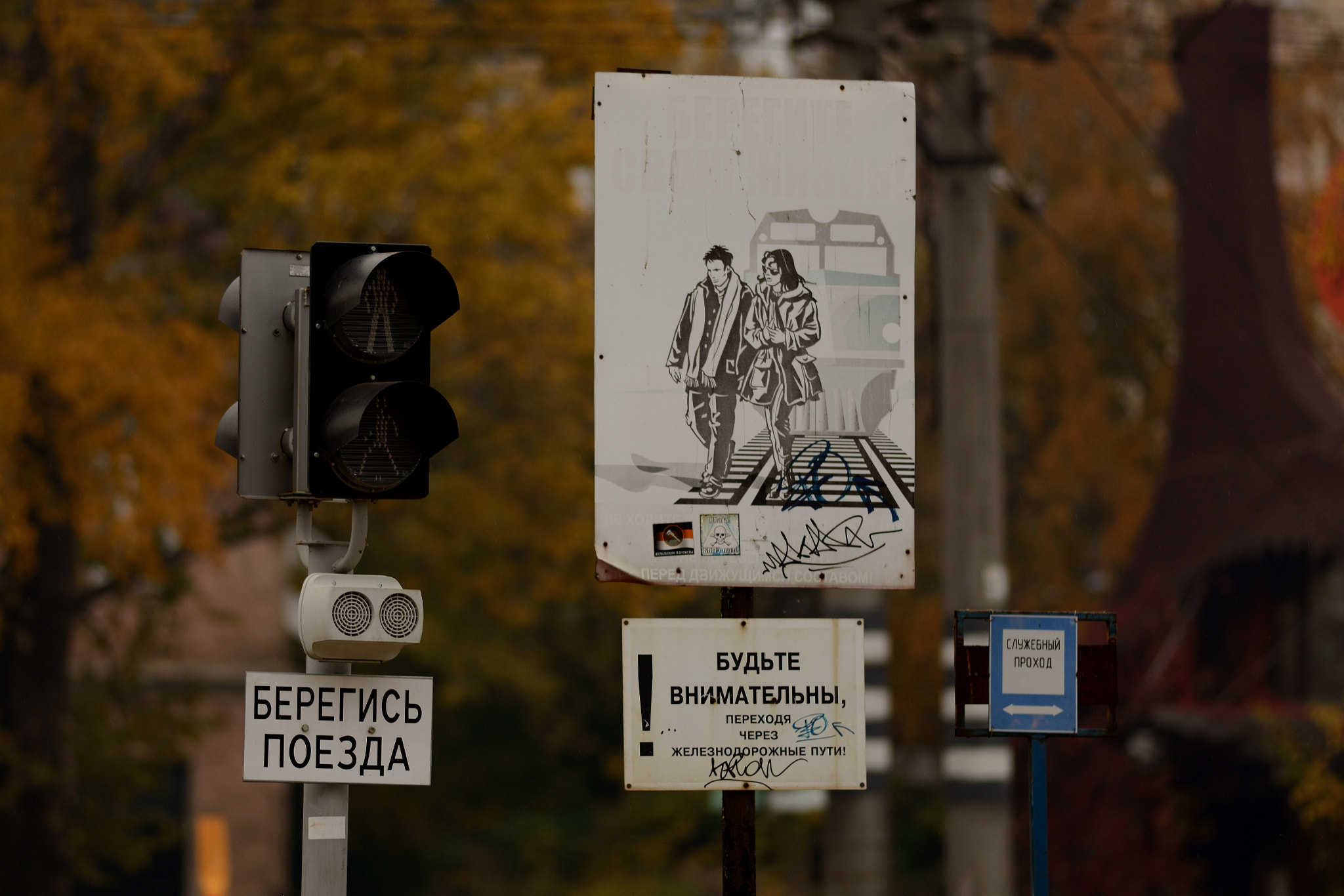 Nikon D600 + Nikon AF Nikkor 180mm F2.8D ED-IF sample photo. Traffic light for crossing train tracks photography