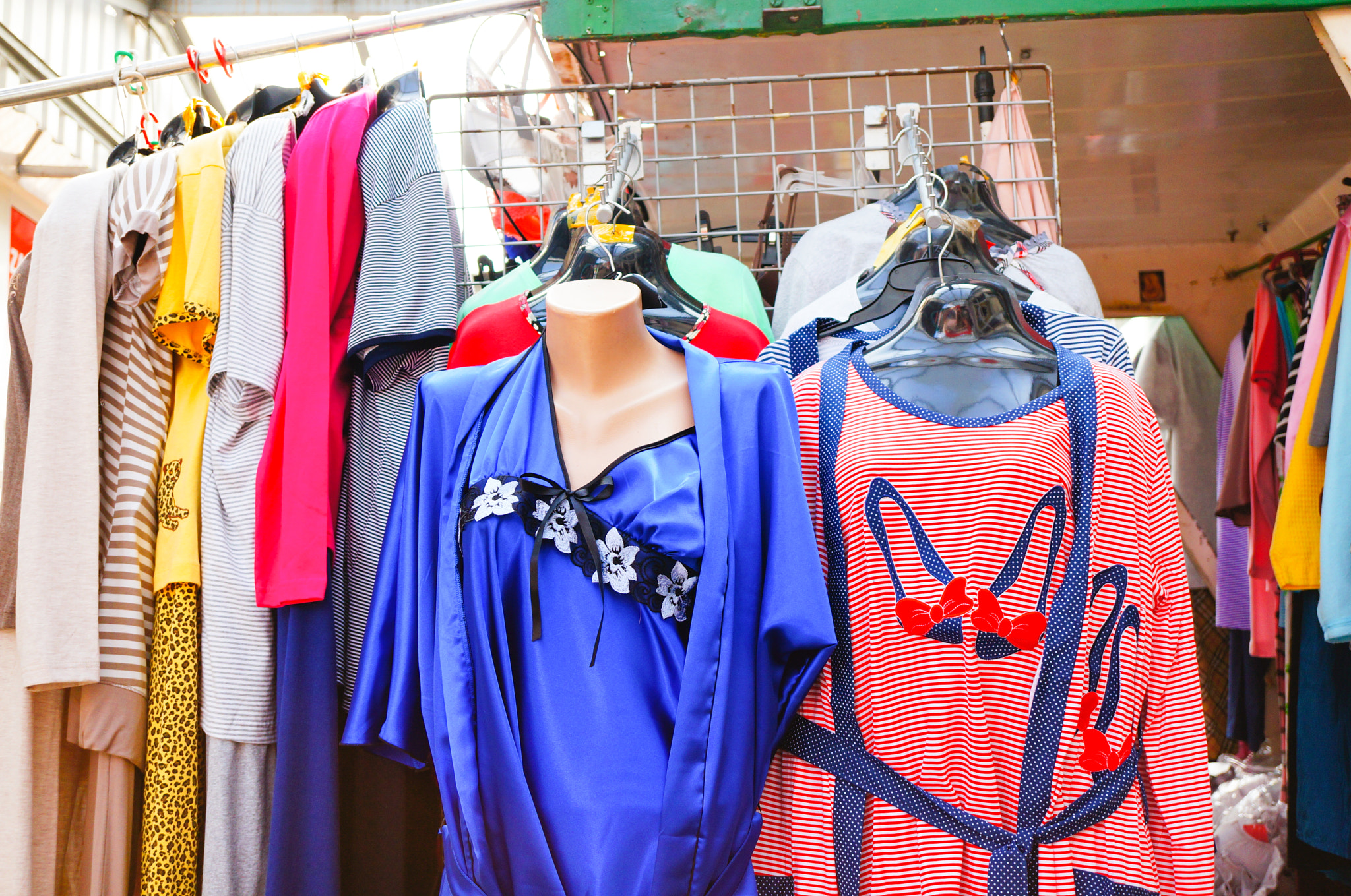 Sony Alpha NEX-5N + Sony E 30mm F3.5 Macro sample photo. Clothes for sale photography
