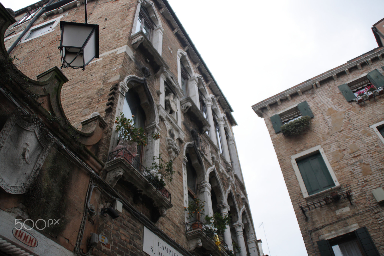 Canon EOS 1000D (EOS Digital Rebel XS / EOS Kiss F) + Canon 18-200mm sample photo. "acqua alta" library in venice photography