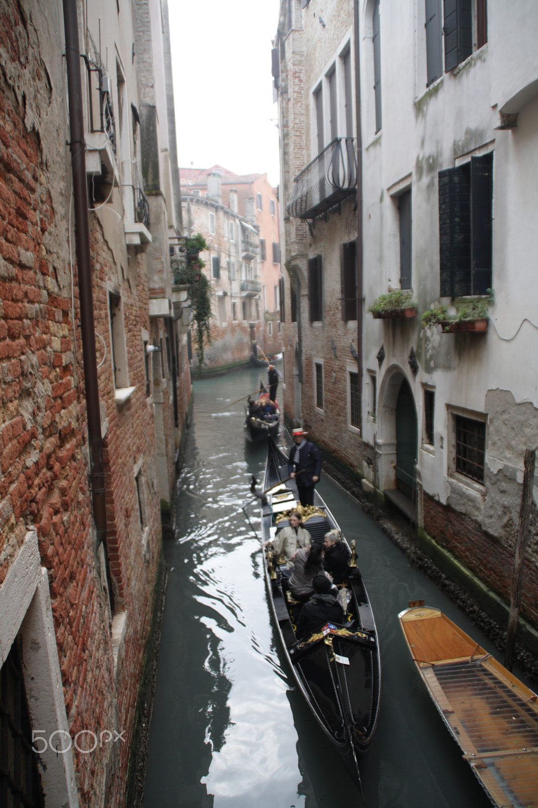 Canon EOS 1000D (EOS Digital Rebel XS / EOS Kiss F) + Canon 18-200mm sample photo. "acqua alta" library in venice photography