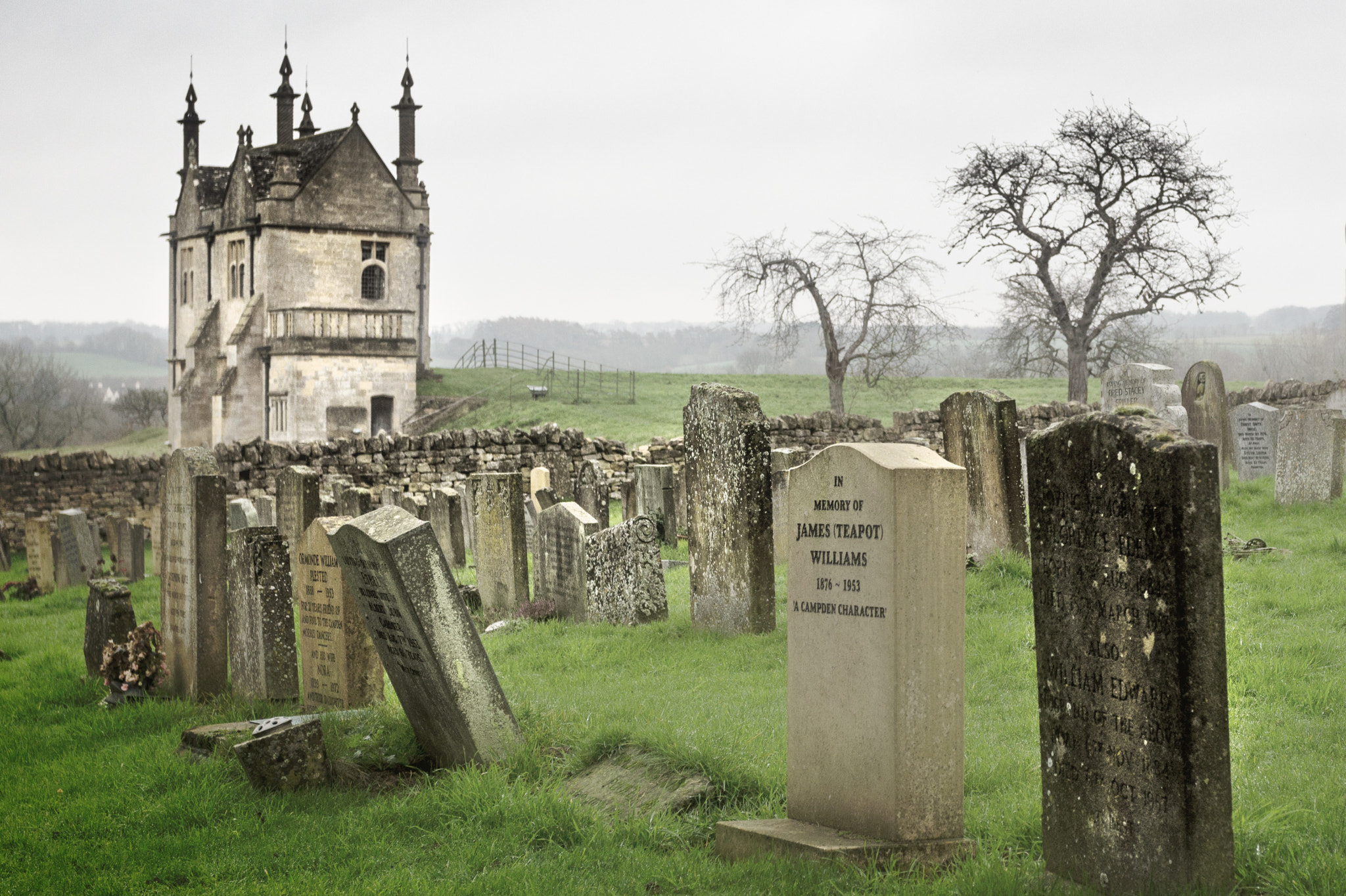 Canon EOS 100D (EOS Rebel SL1 / EOS Kiss X7) + Canon EF 17-40mm F4L USM sample photo. Chipping campden photography