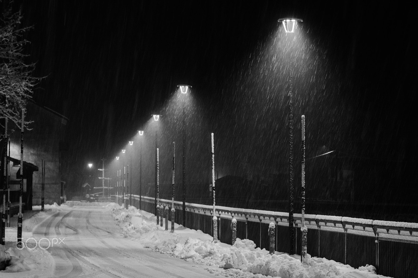 Sigma 17-70mm F2.8-4 DC Macro OS HSM | C sample photo. It's snowing outside photography