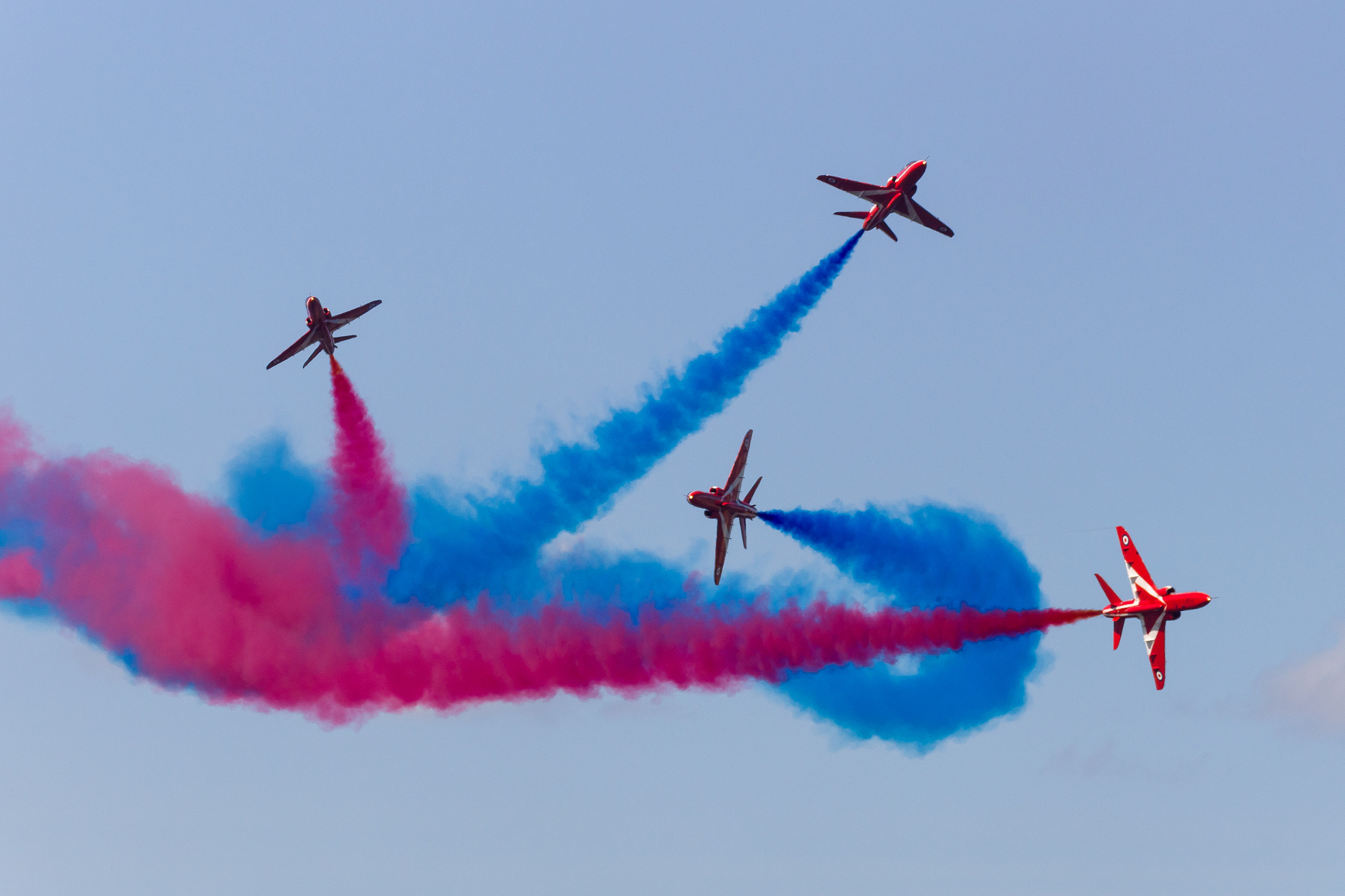 Sony 70-300mm F4.5-5.6 G SSM sample photo. Red arrows red and blue break photography