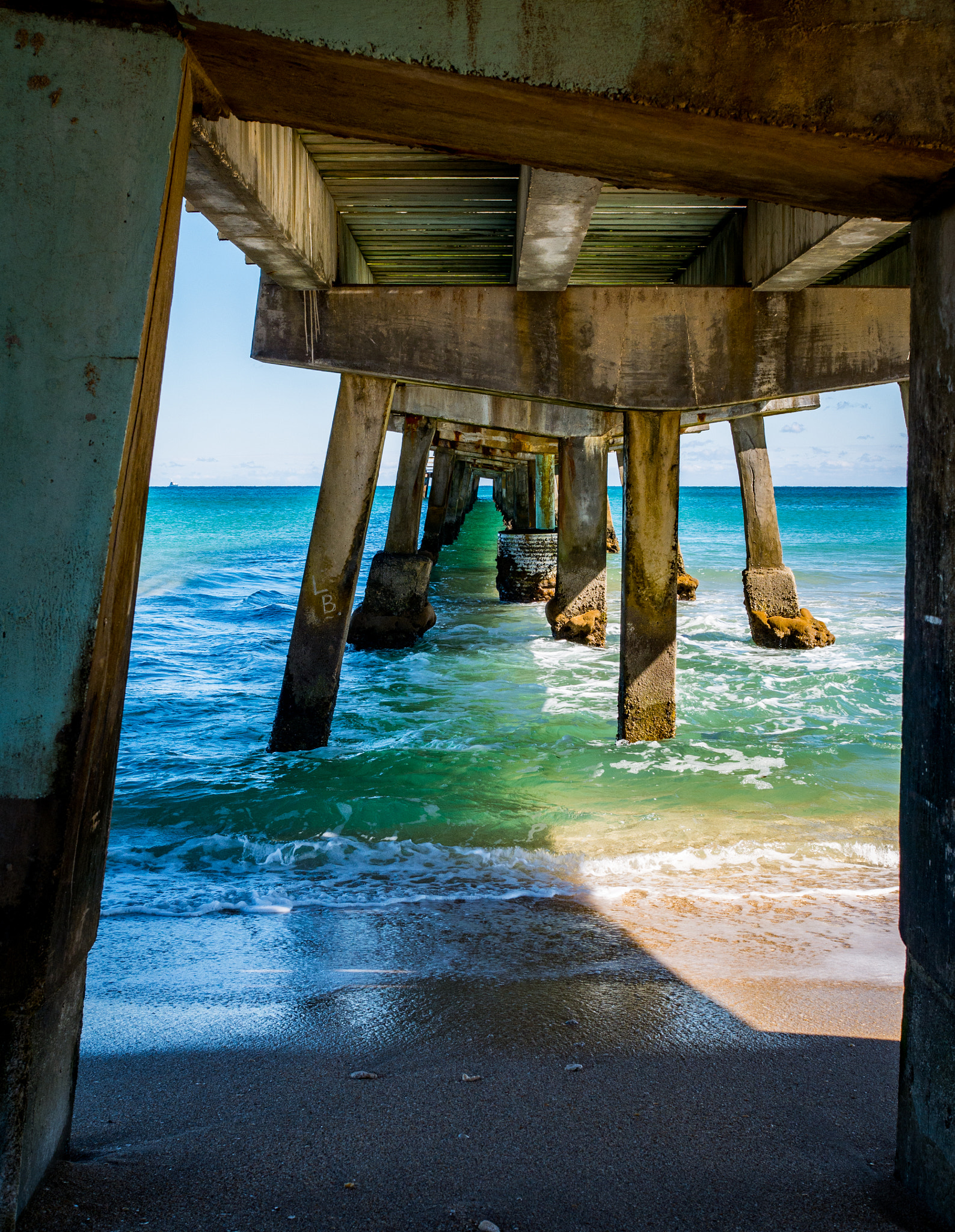 Panasonic Lumix DMC-GX7 + Olympus M.Zuiko Digital 25mm F1.8 sample photo. Tunnel into the ocean photography