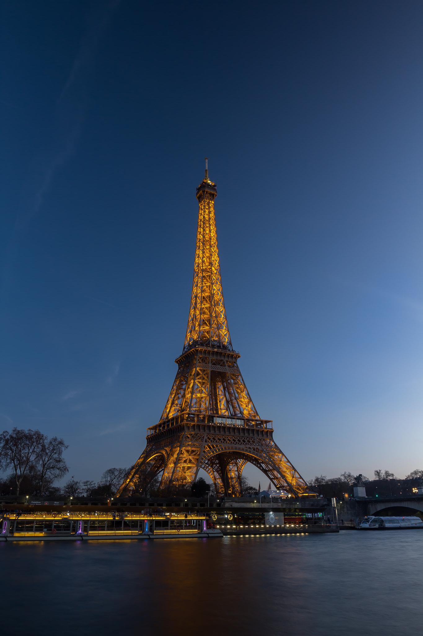 Canon EOS 700D (EOS Rebel T5i / EOS Kiss X7i) + Canon EF 16-35mm F4L IS USM sample photo. The eiffel tower at night photography