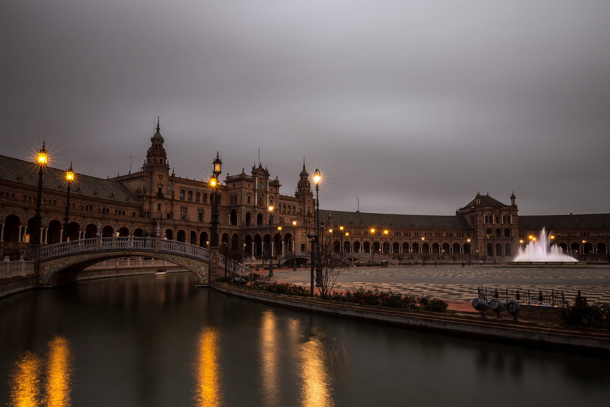 Canon EOS 700D (EOS Rebel T5i / EOS Kiss X7i) + Canon EF 16-35mm F4L IS USM sample photo. Plaza de espagne sevilla photography