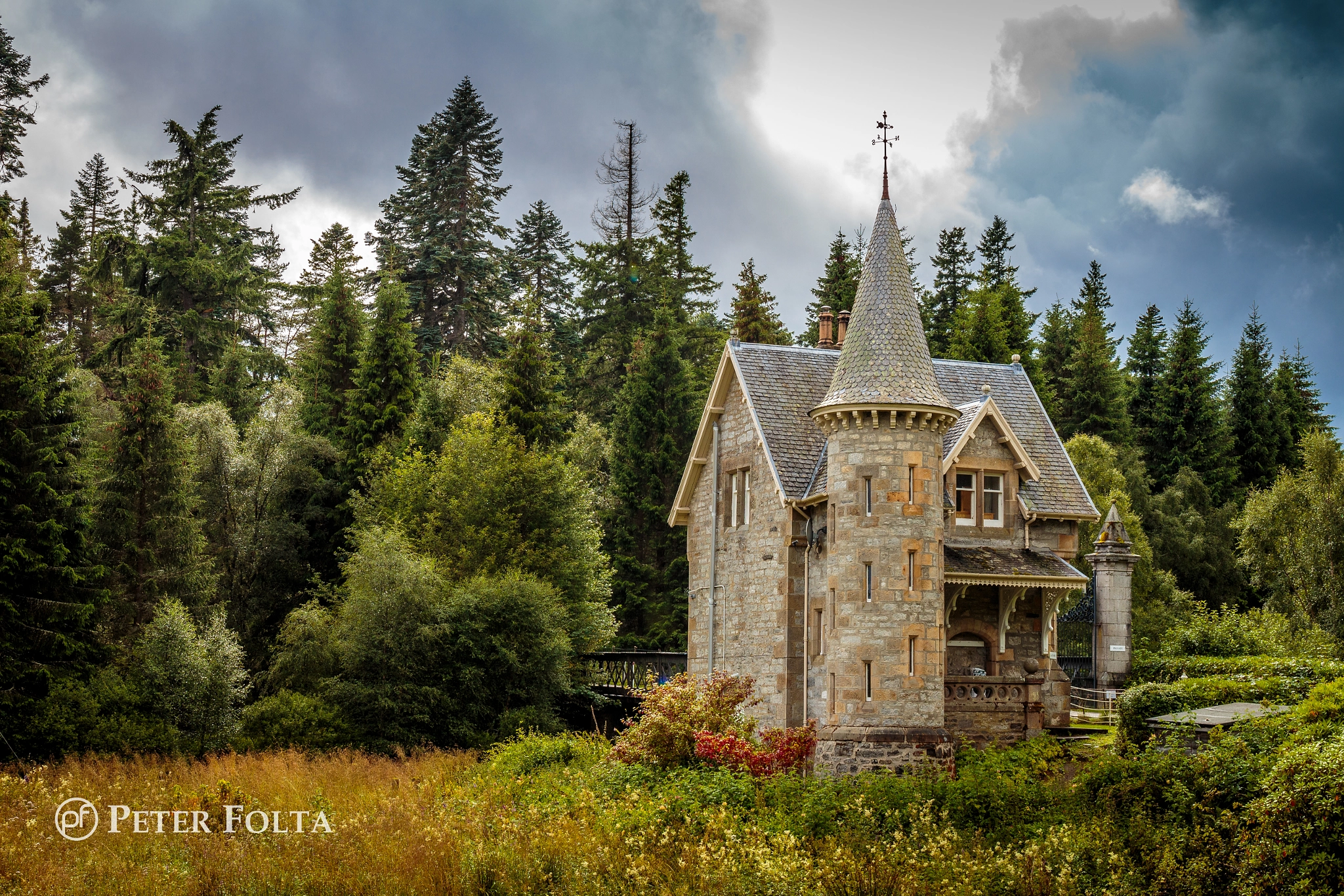 Canon EF 24-70mm F4L IS USM sample photo. Romantic gatehouse in the scottish highlands photography