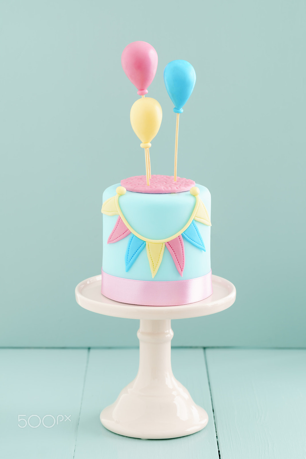 Sony a7R + Canon EF 100mm F2.8L Macro IS USM sample photo. Birthday cake with balloons photography