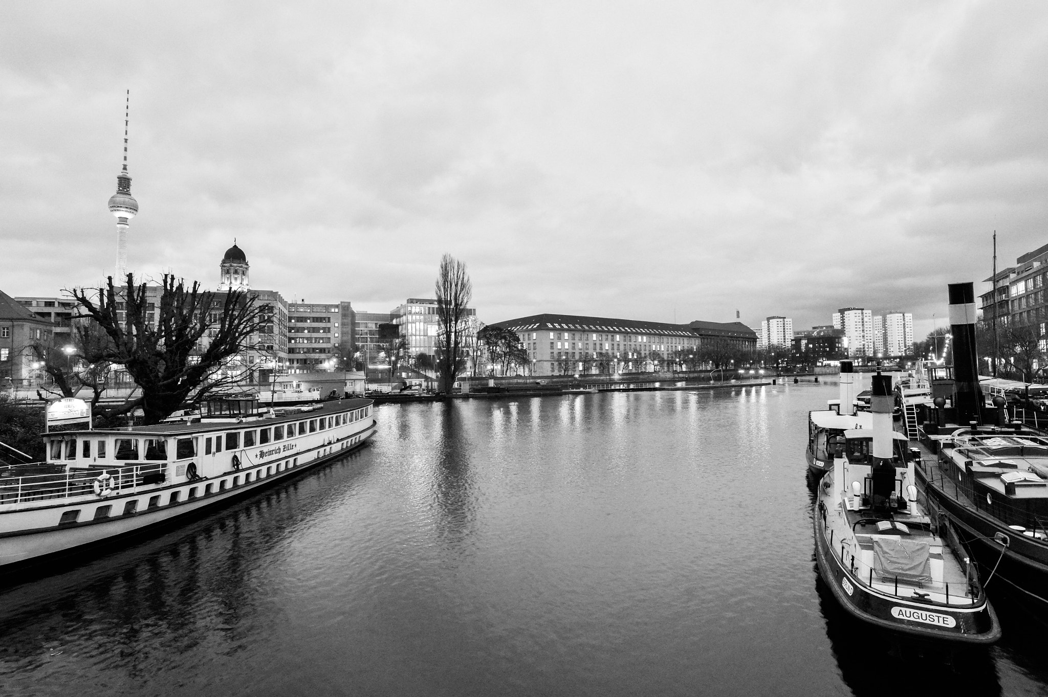 Nikon AF-S Nikkor 18-35mm F3.5-4.5G ED sample photo. Märkischer platz photography