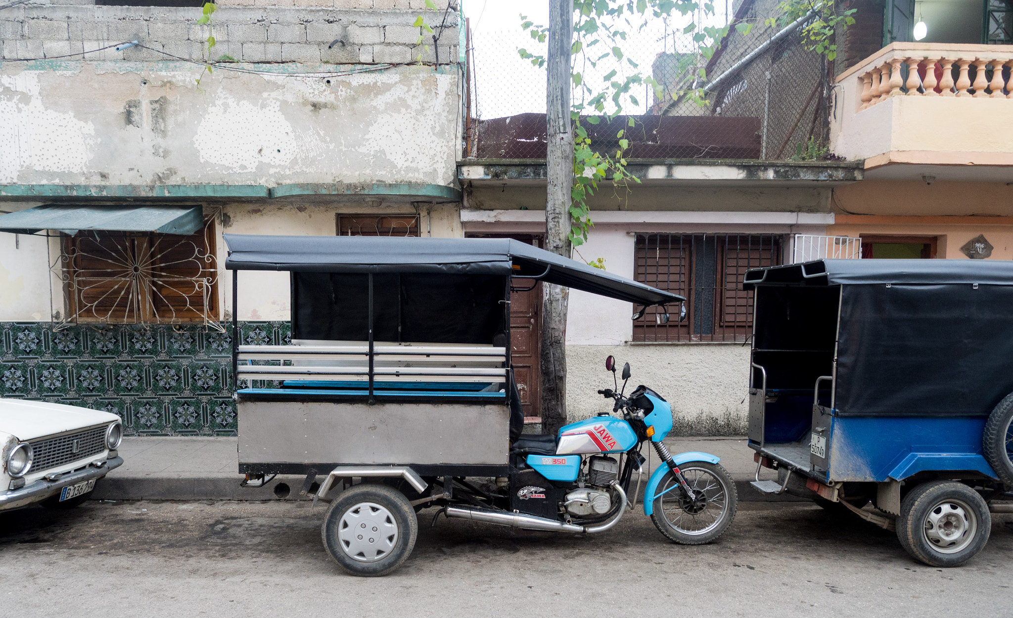 OLYMPUS M.12mm F2.0 Ltd Blk sample photo. Motorcycle modded to van on street in cuba photography