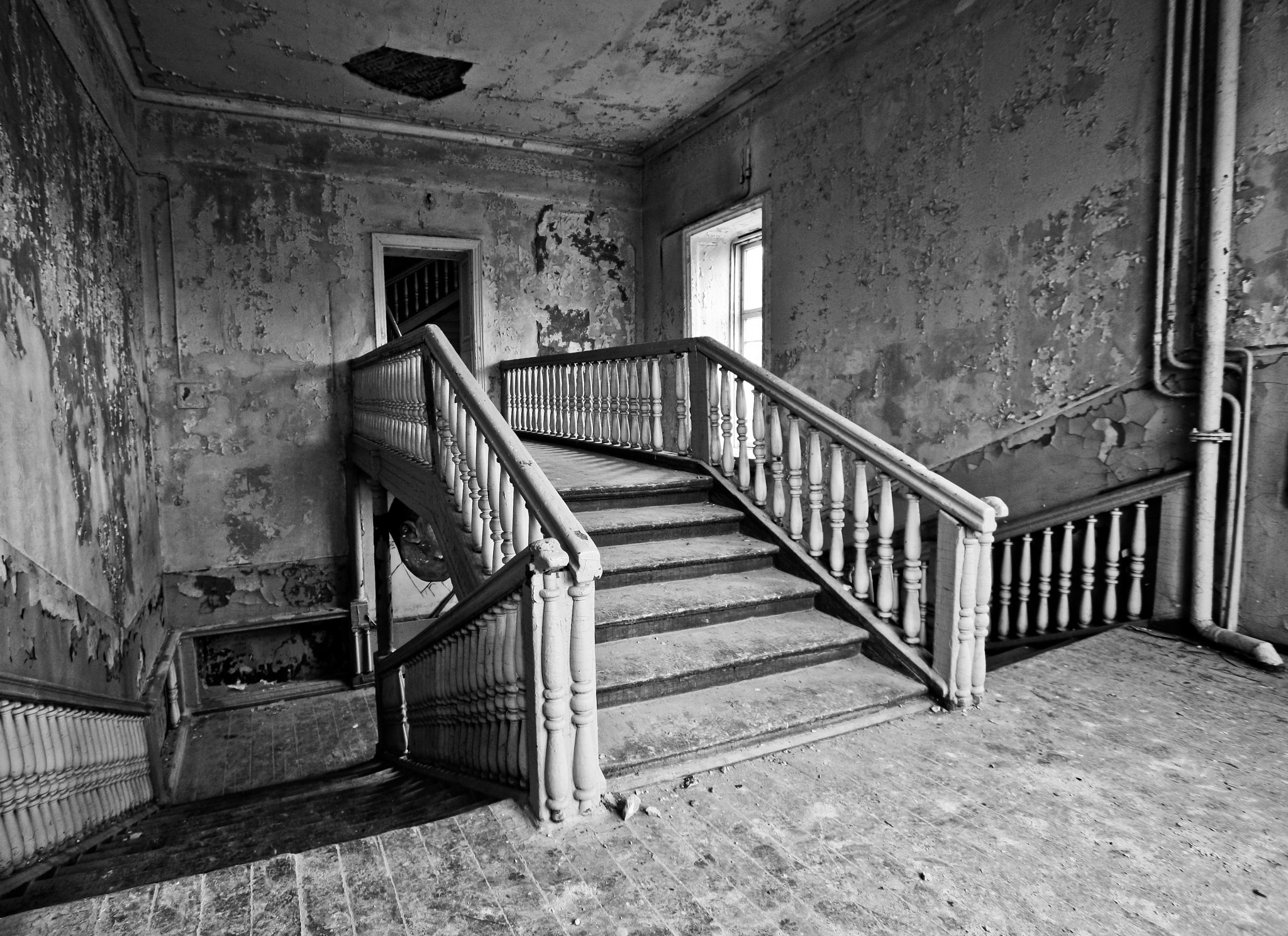 Sigma 10-20mm F3.5 EX DC HSM sample photo. Black and white staircase photography