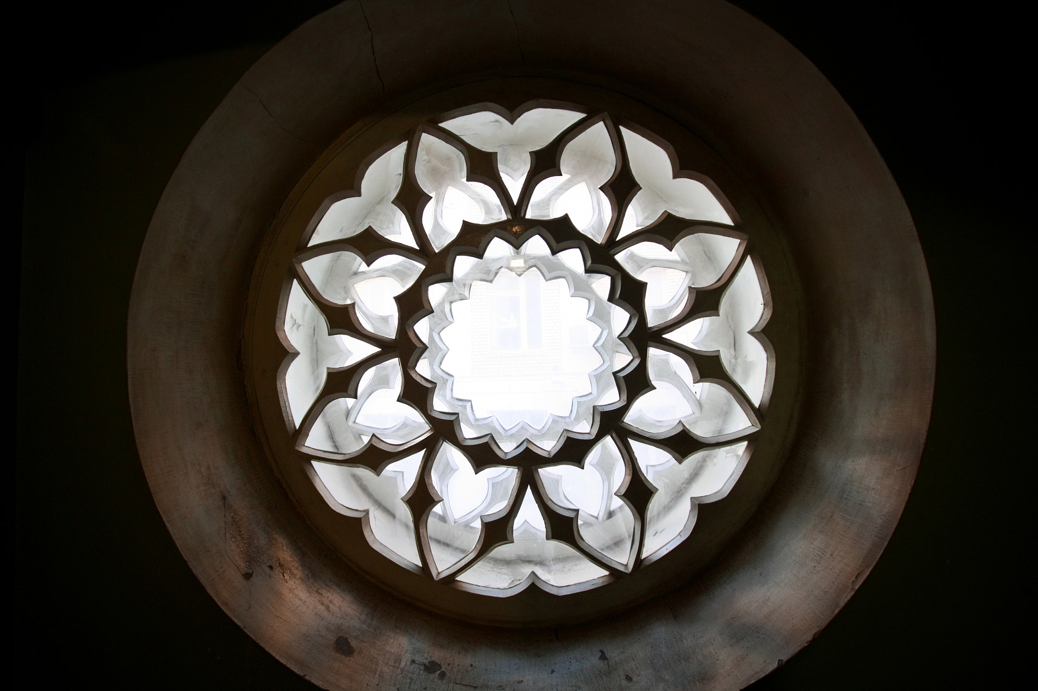 Sigma 10-20mm F3.5 EX DC HSM sample photo. Old gothic rose window in the dark photography
