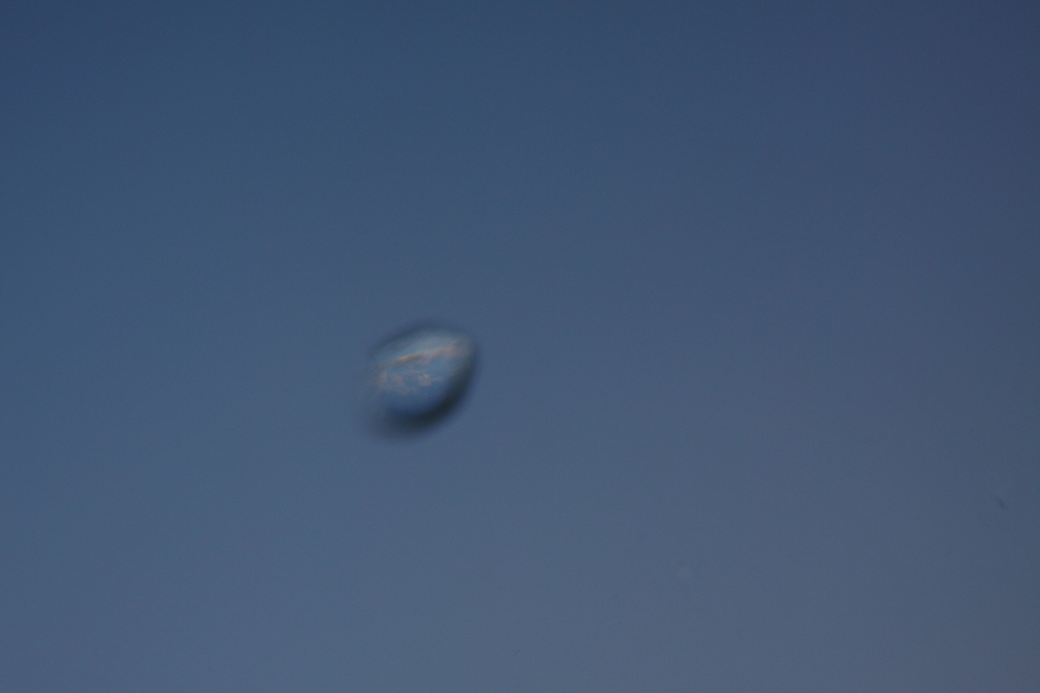 Canon EF35-80mm f/4-5.6 sample photo. Nuages dans la goutte d'eau 1 photography