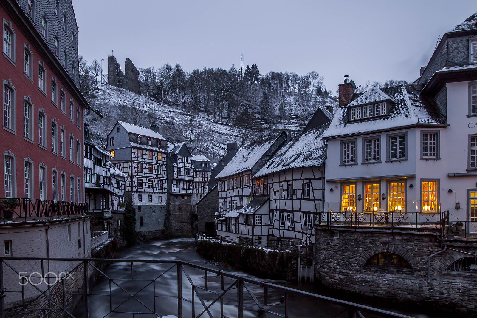 Sigma 15-30mm f/3.5-4.5 EX DG Aspherical sample photo. Monschau in the snow photography