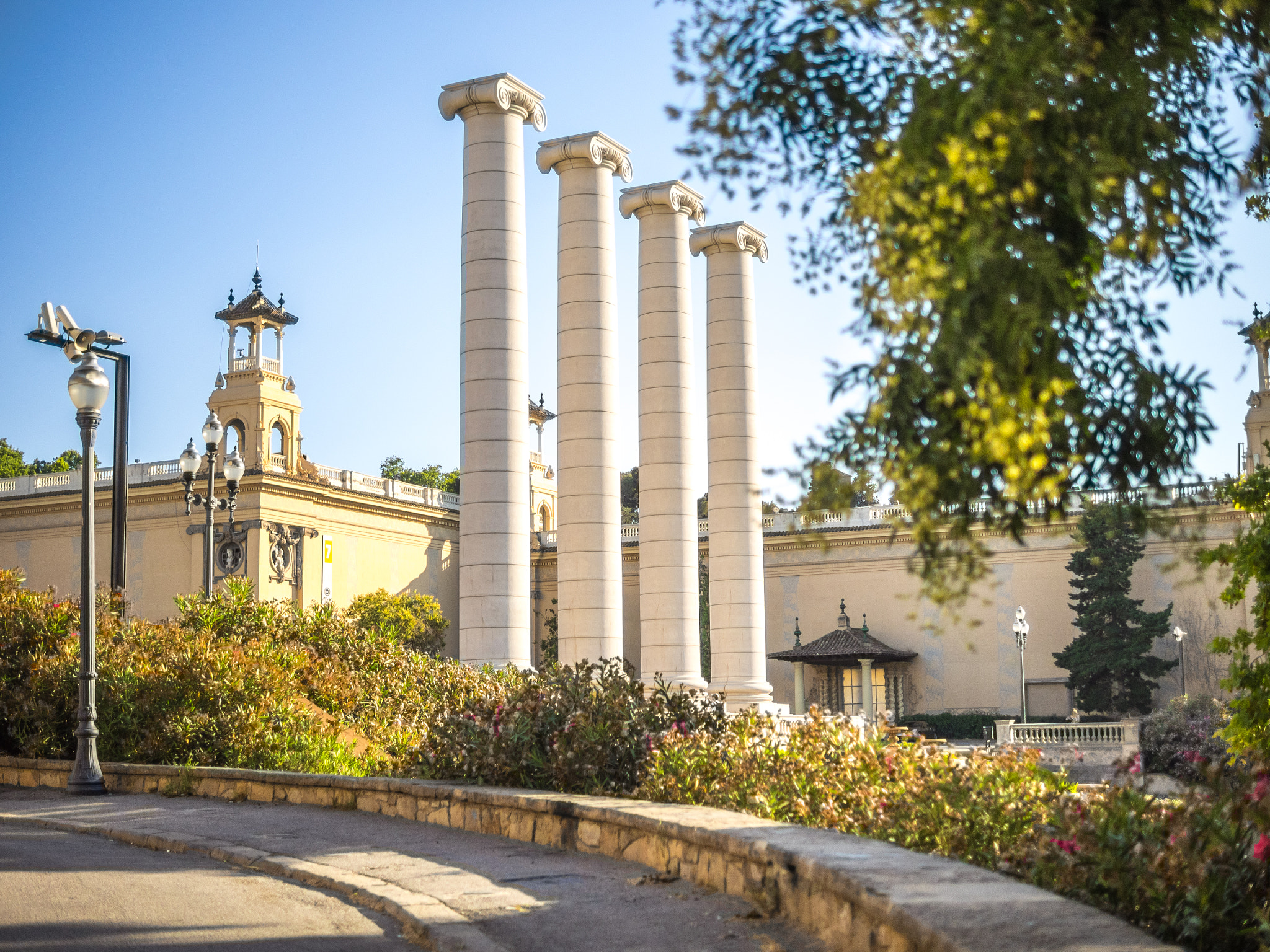 Olympus OM-D E-M1 + Panasonic Leica DG Summilux 25mm F1.4 II ASPH sample photo. Catalan columns photography