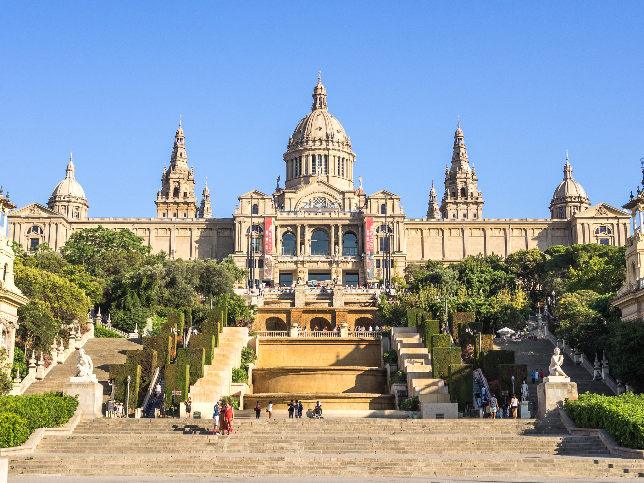 Olympus OM-D E-M1 + Panasonic Leica DG Summilux 25mm F1.4 II ASPH sample photo. Palau nacional (national palace) photography