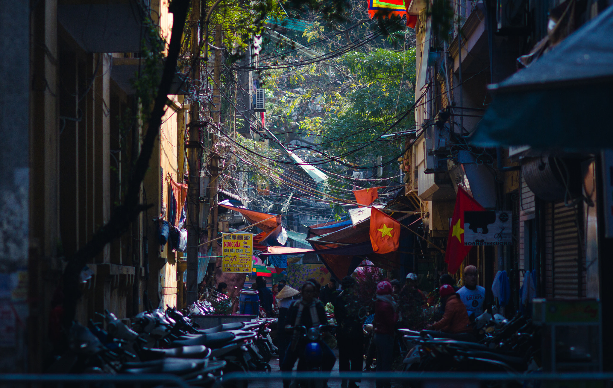 Canon EOS 60D + Canon EF 100mm F2.0 USM sample photo. Hanoi4 photography