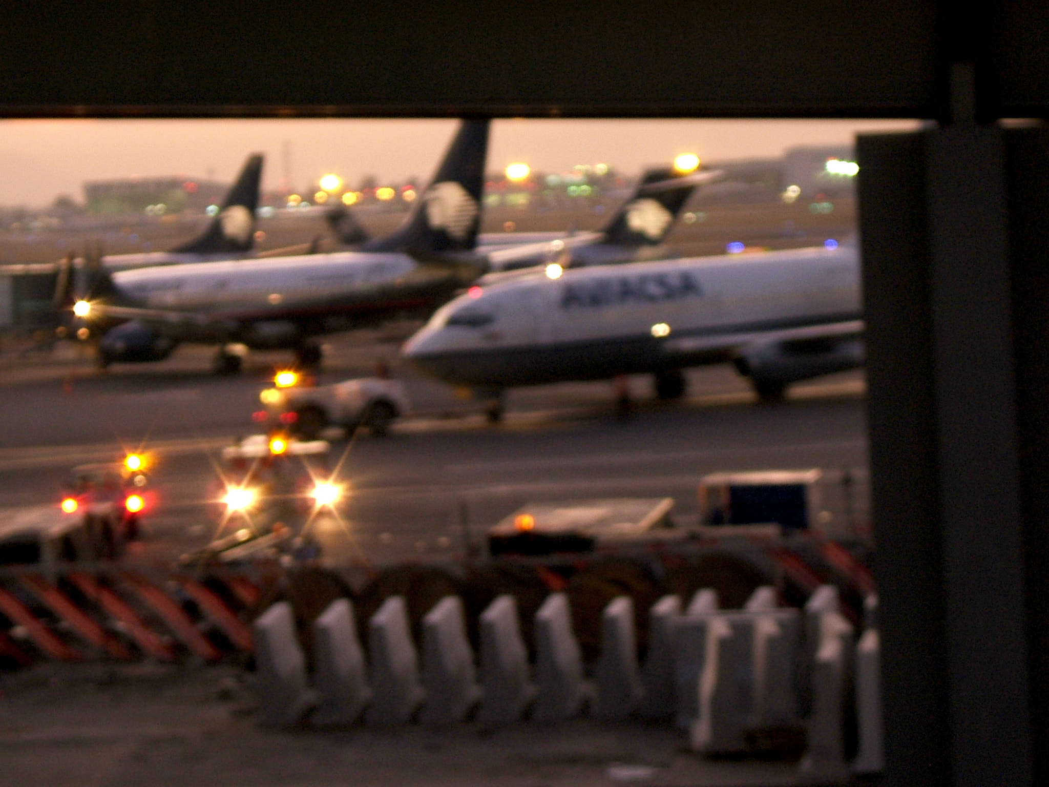 Fujifilm FinePix E550 sample photo. Mexico city airport photography