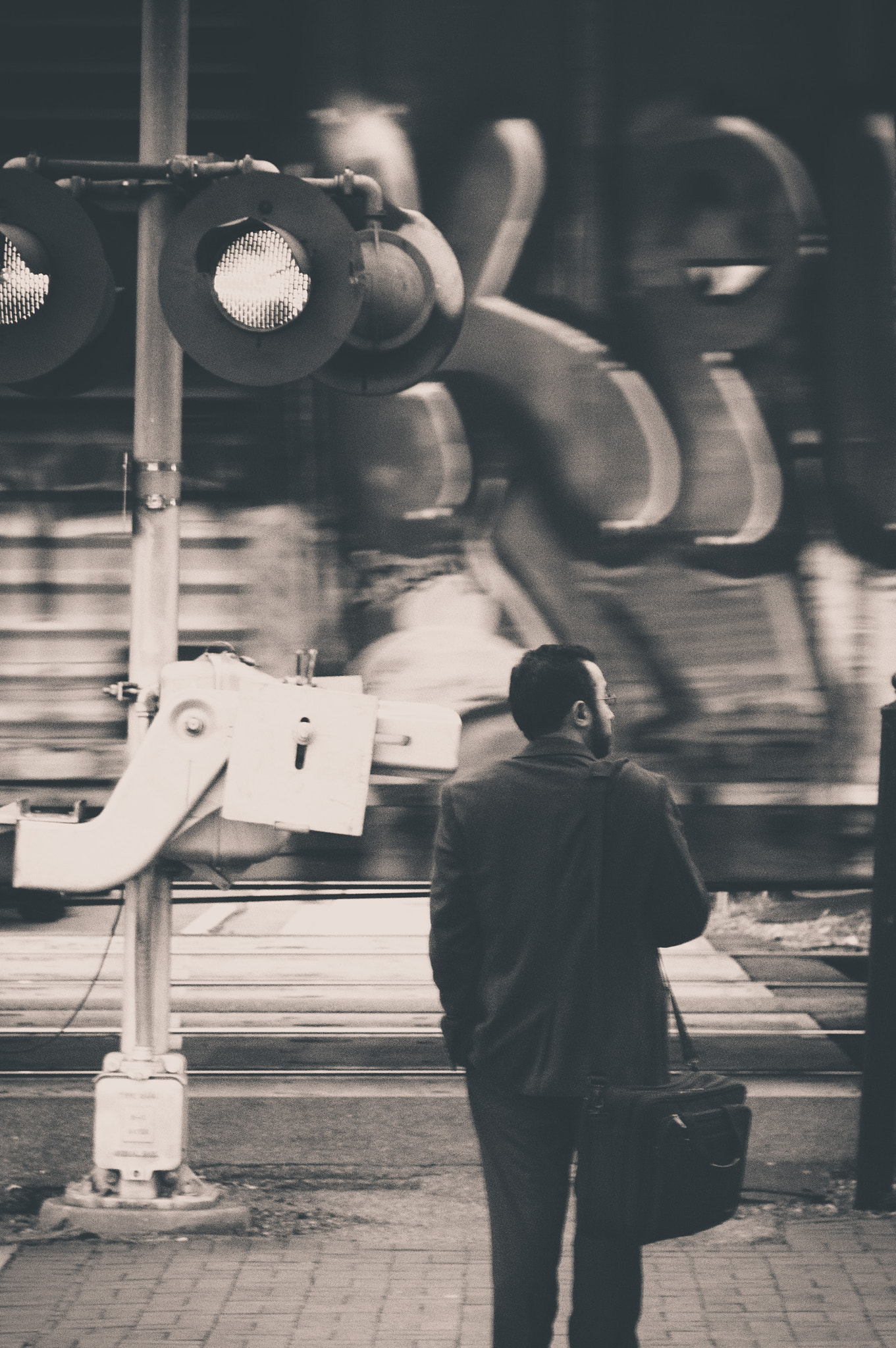 Pentax K-r + Sigma sample photo. Waiting to cross photography