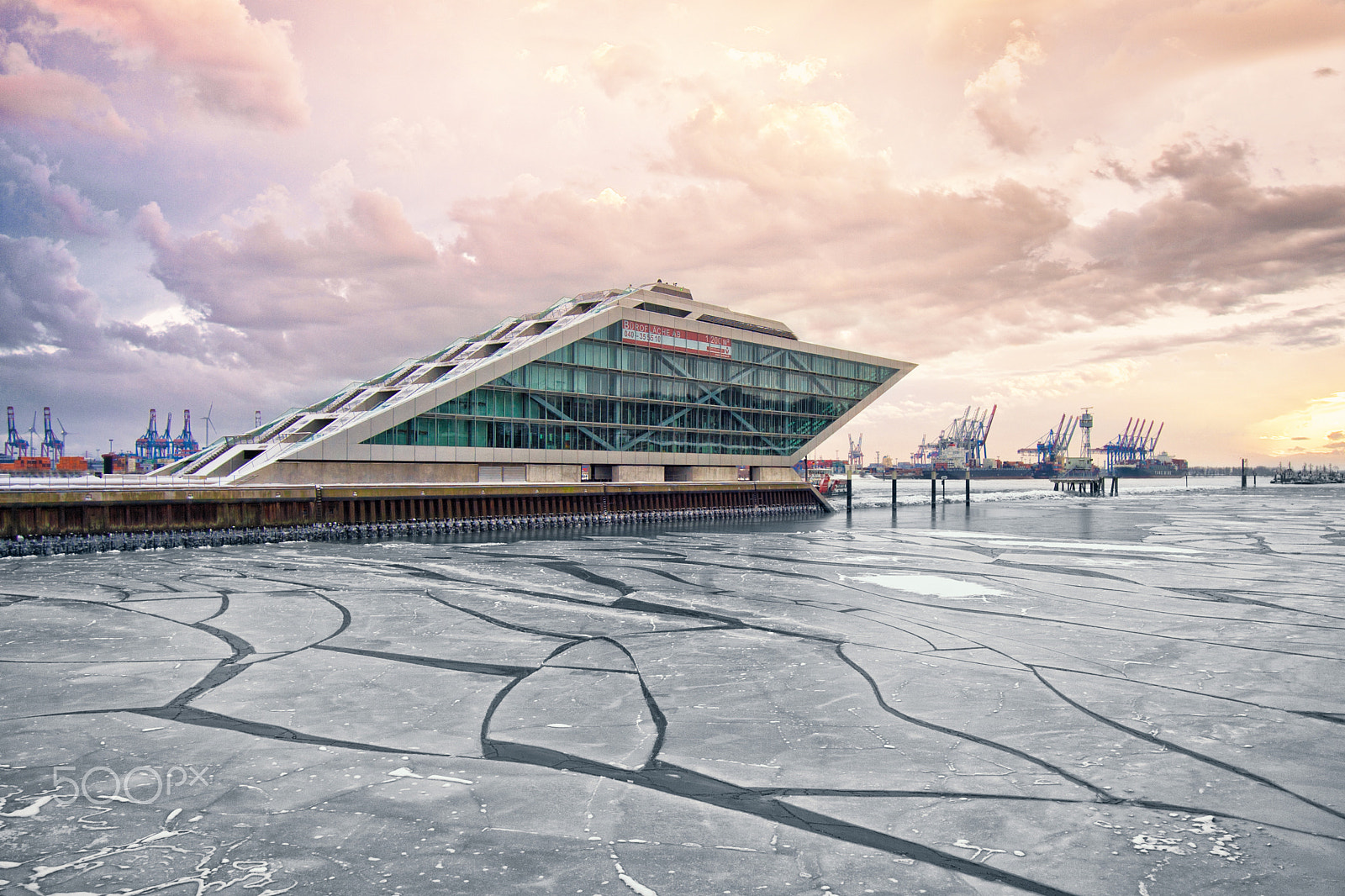 Sigma 15-30mm f/3.5-4.5 EX DG Aspherical sample photo. Hamburg dockland on ice photography
