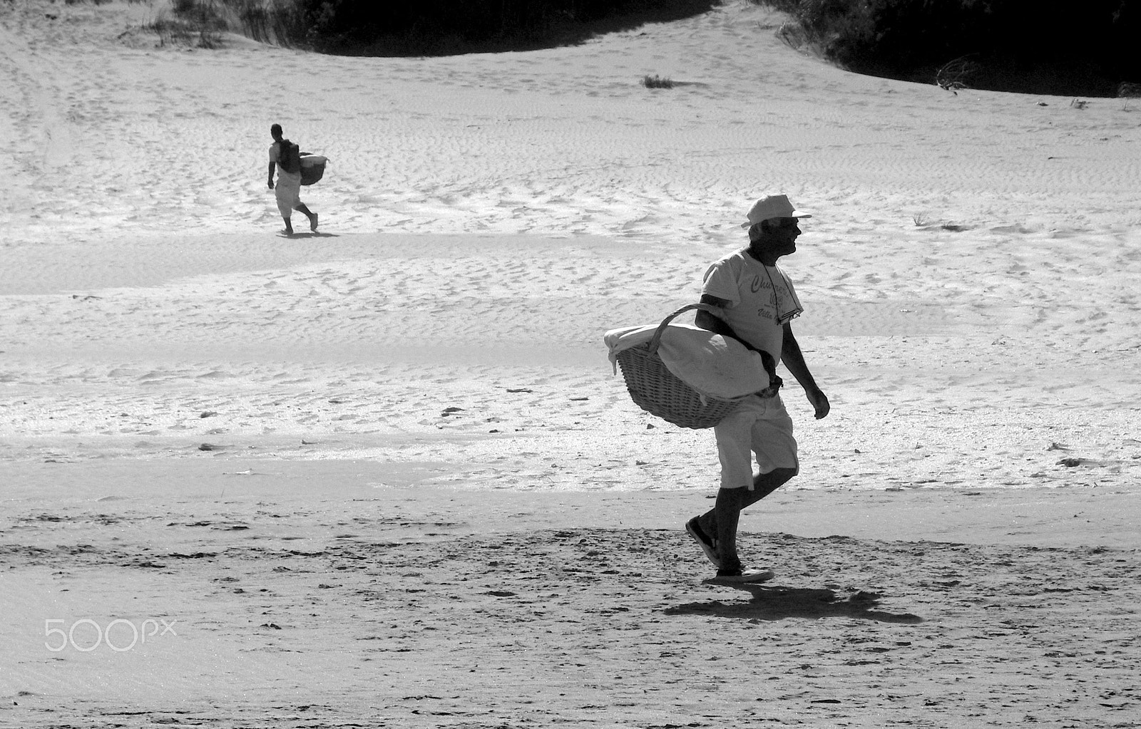 Kodak P880 ZOOM DIGITAL CAMERA sample photo. Seller on beach photography