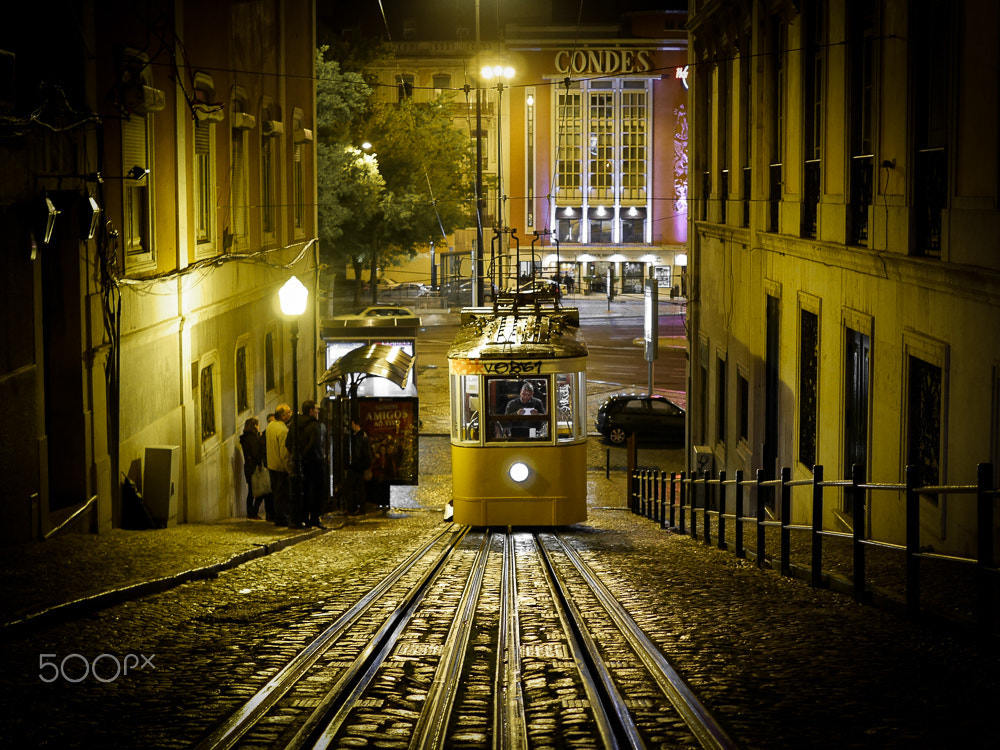 Panasonic Lumix DMC-GX7 + Olympus M.Zuiko Digital 25mm F1.8 sample photo. Lisbon in the night photography