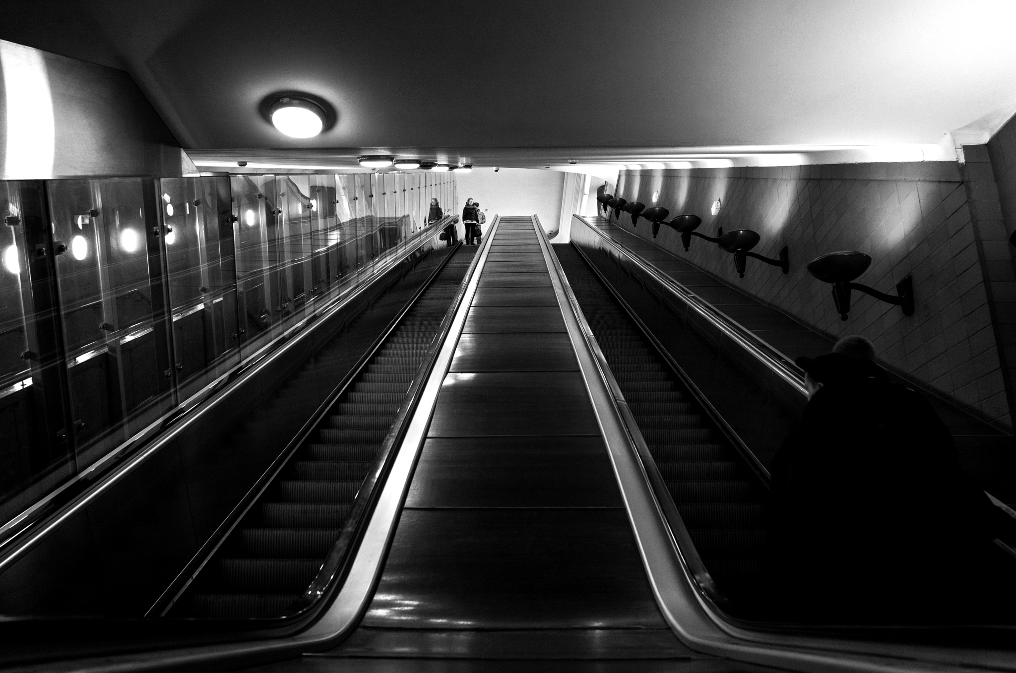 Summicron-M 1:2/28 ASPH. sample photo. Warsaw, the old town ... escalator photography