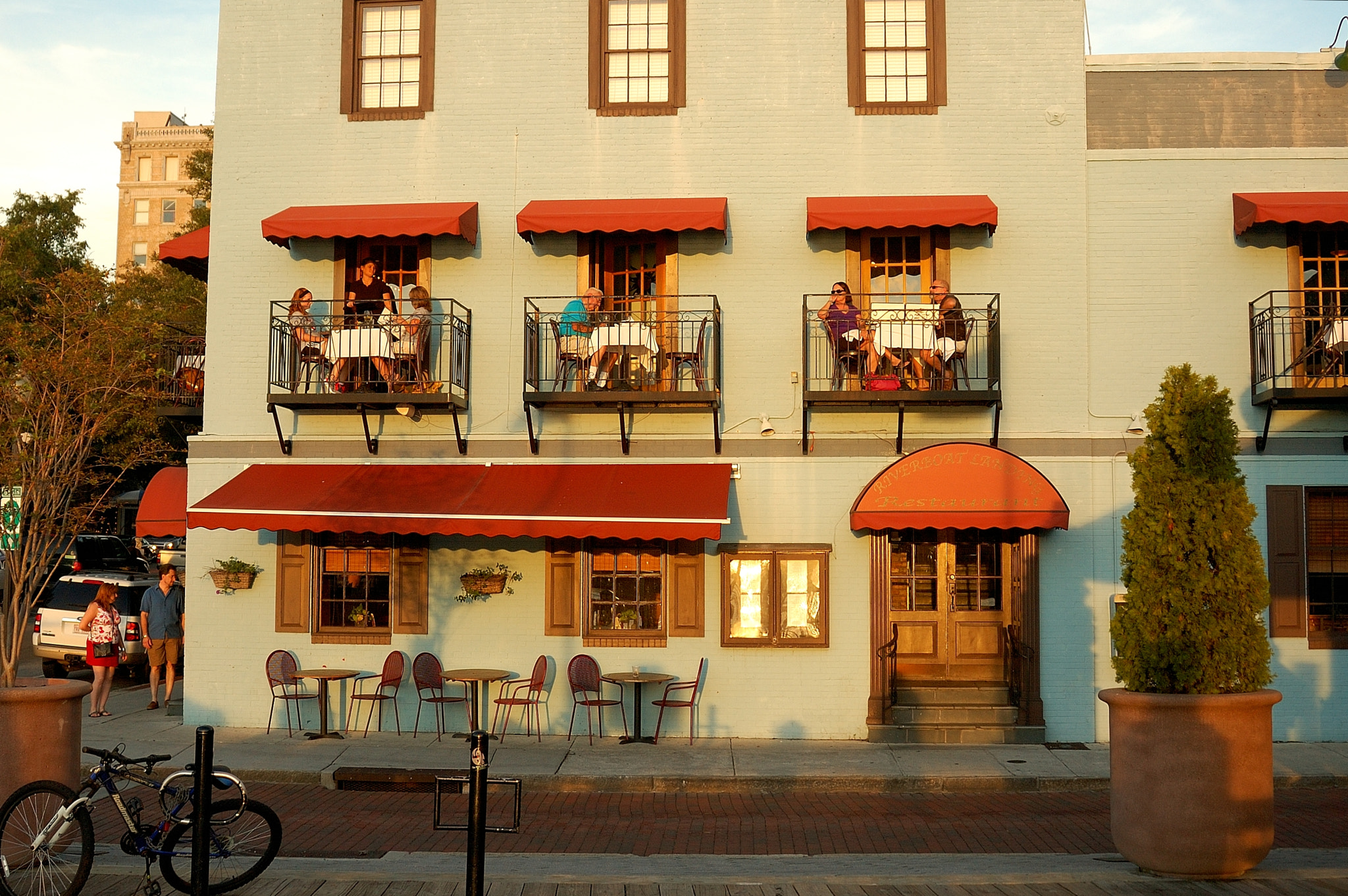 AF Zoom-Nikkor 28-80mm f/3.3-5.6G sample photo. Diners on the balcony of streetside restaurant photography