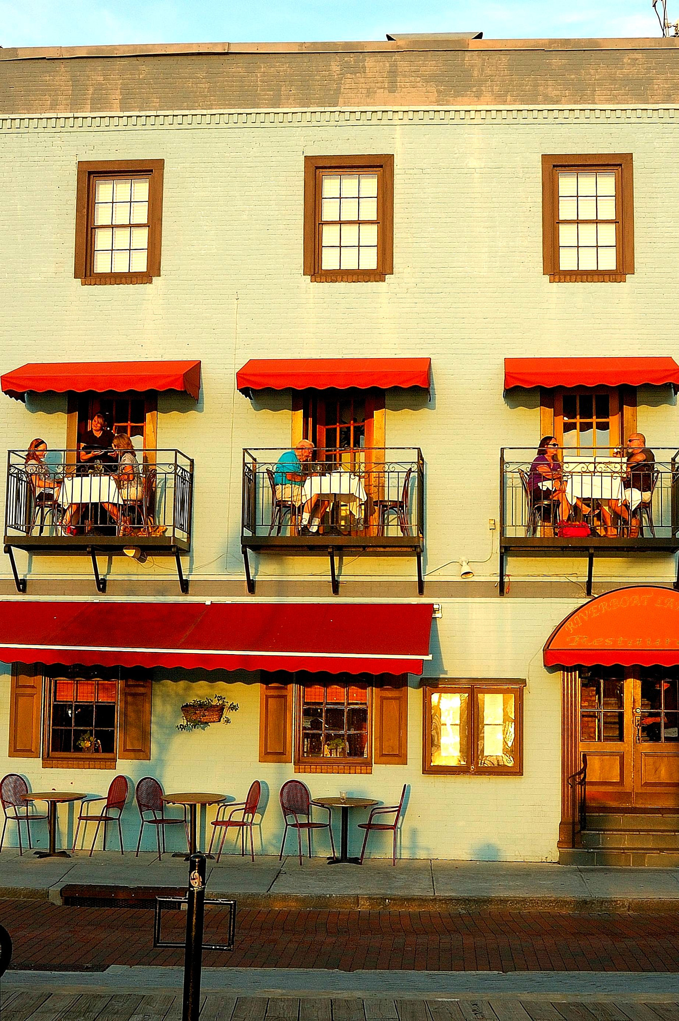 AF Zoom-Nikkor 28-80mm f/3.3-5.6G sample photo. Diners on the balcony of streetside restaurant photography