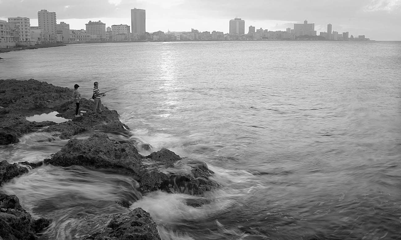 Nikon D80 + AF Nikkor 24mm f/2.8 sample photo. Havana malecon photography