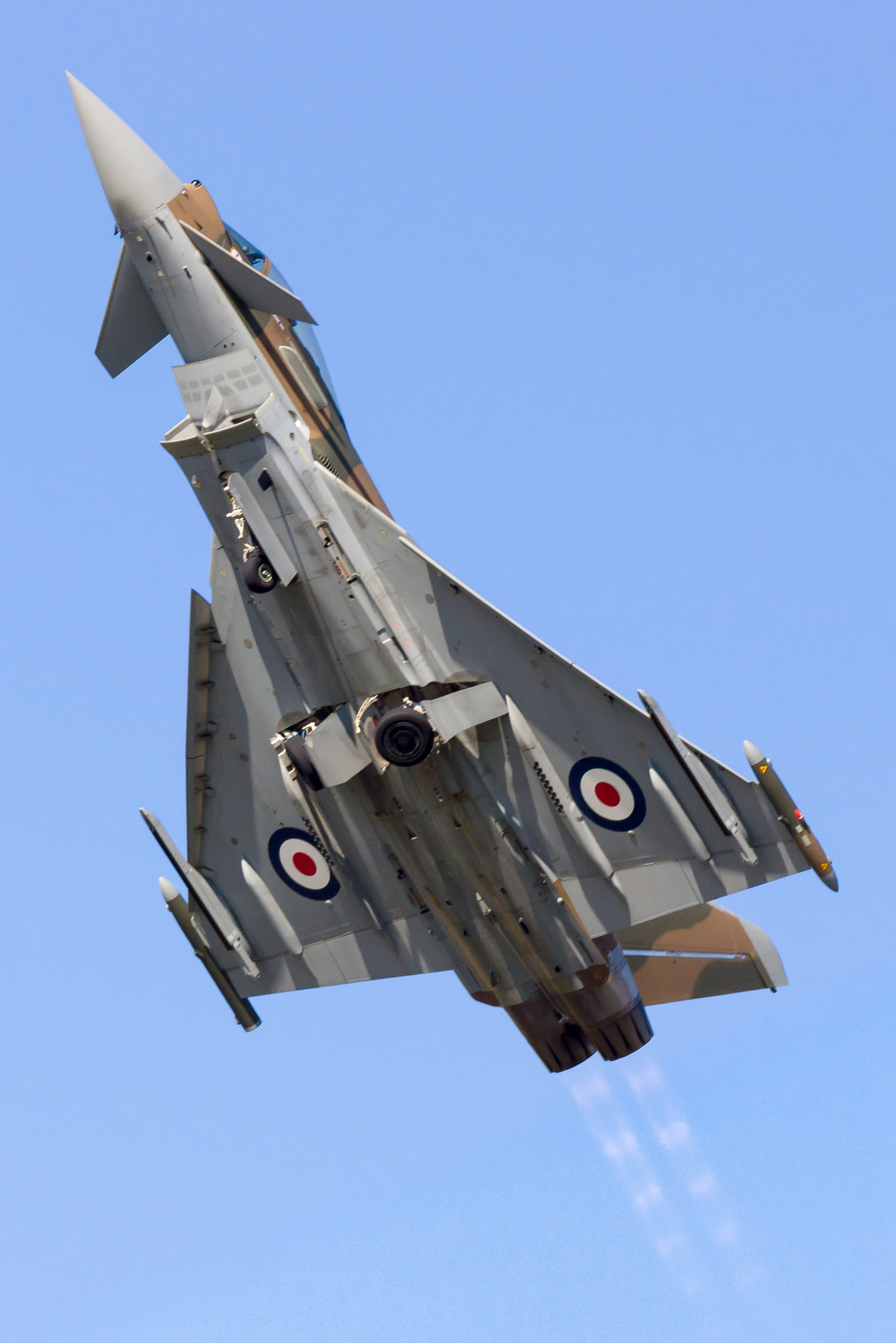 Sony 70-300mm F4.5-5.6 G SSM sample photo. Typhoon climbs photography