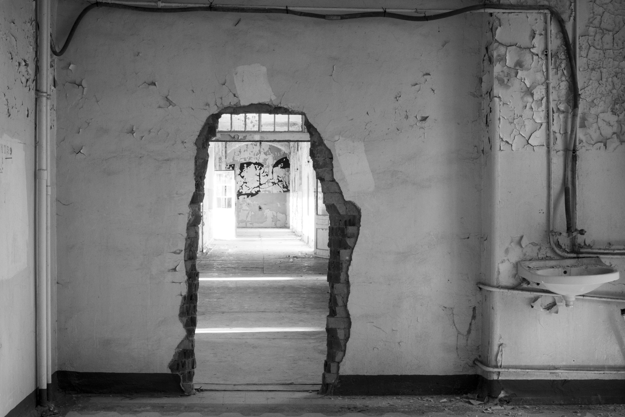 Nikon AF Nikkor 24-85mm F2.8-4D IF sample photo. Doors (beelitz #6) photography
