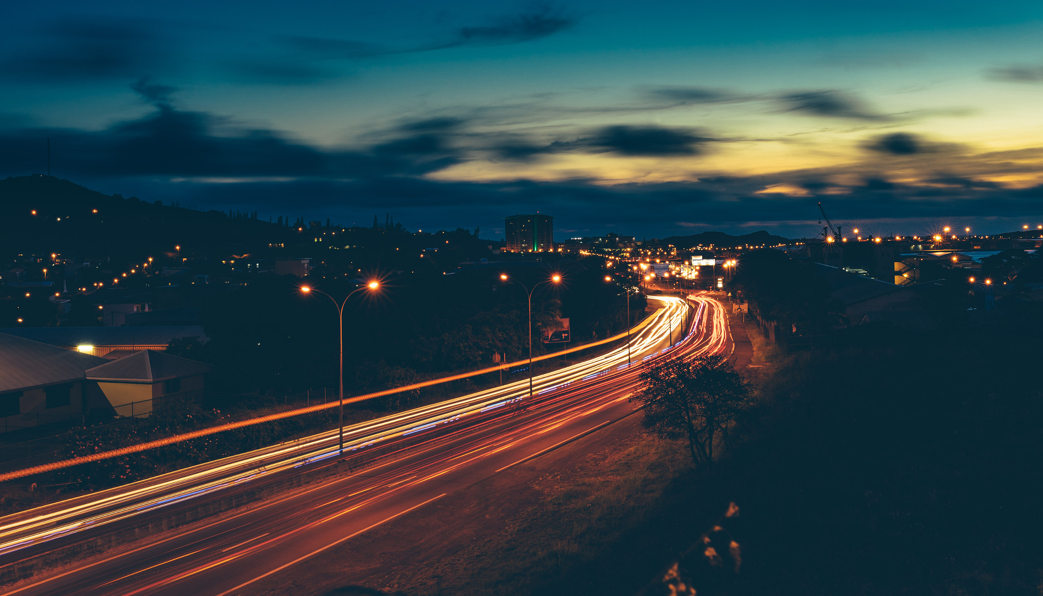 Sony a7 II + Sigma 35mm F1.4 DG HSM Art sample photo. Sunset in the city photography