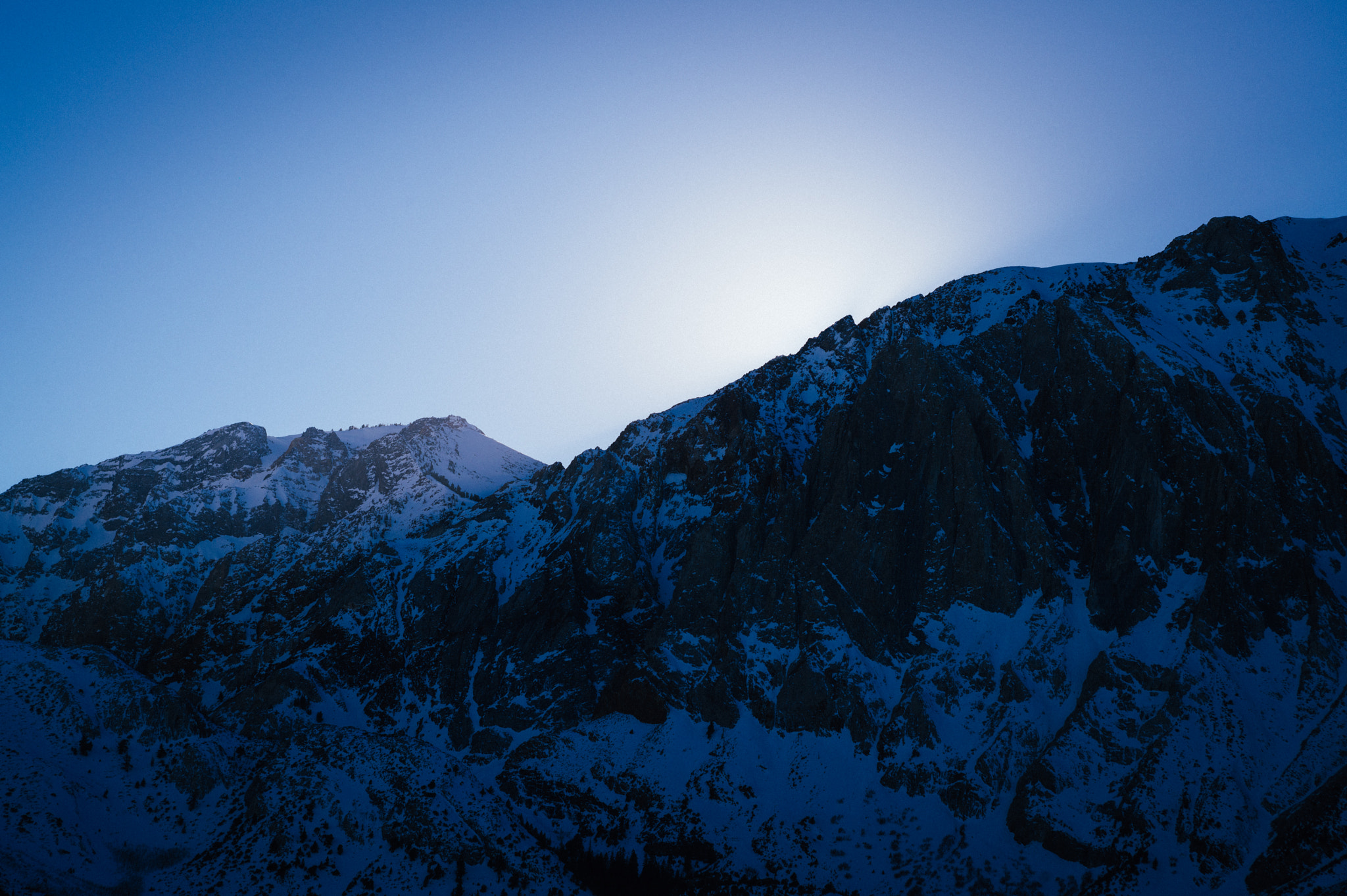 Nikon D800 + AF Zoom-Nikkor 35-70mm f/2.8 sample photo. Sun dipping below the mountains, convict lake photography