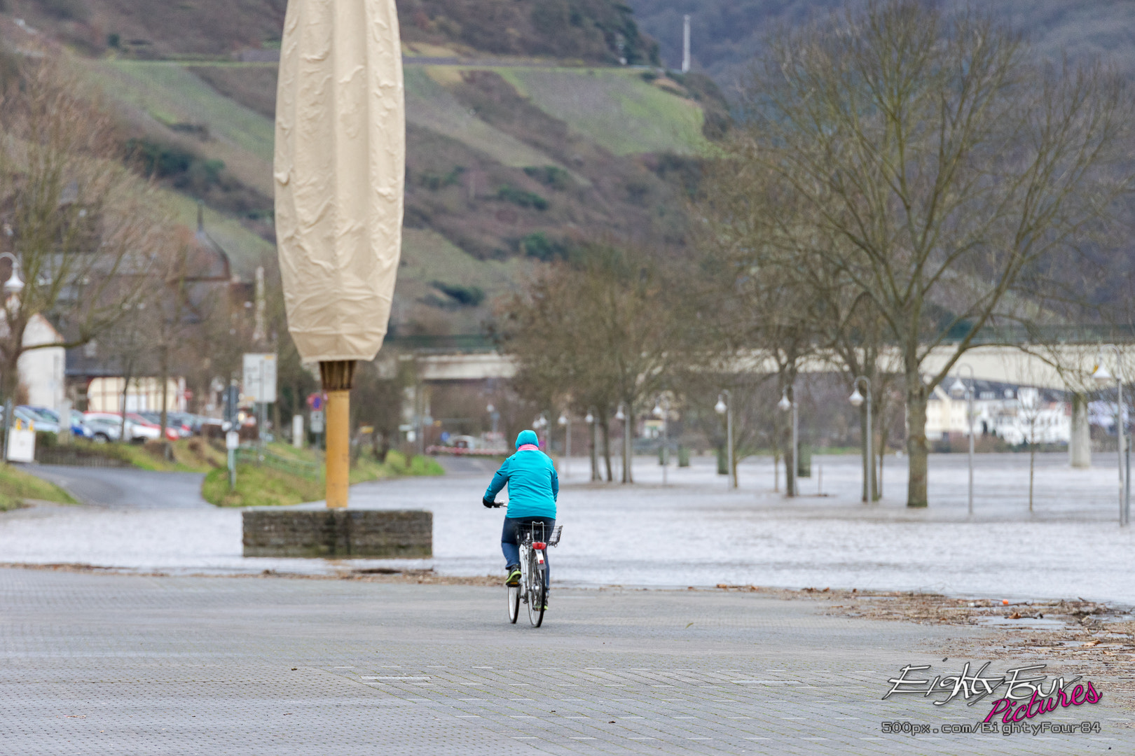 Sony a7 + Tamron SP 70-200mm F2.8 Di VC USD sample photo. Cyclist having a look around photography