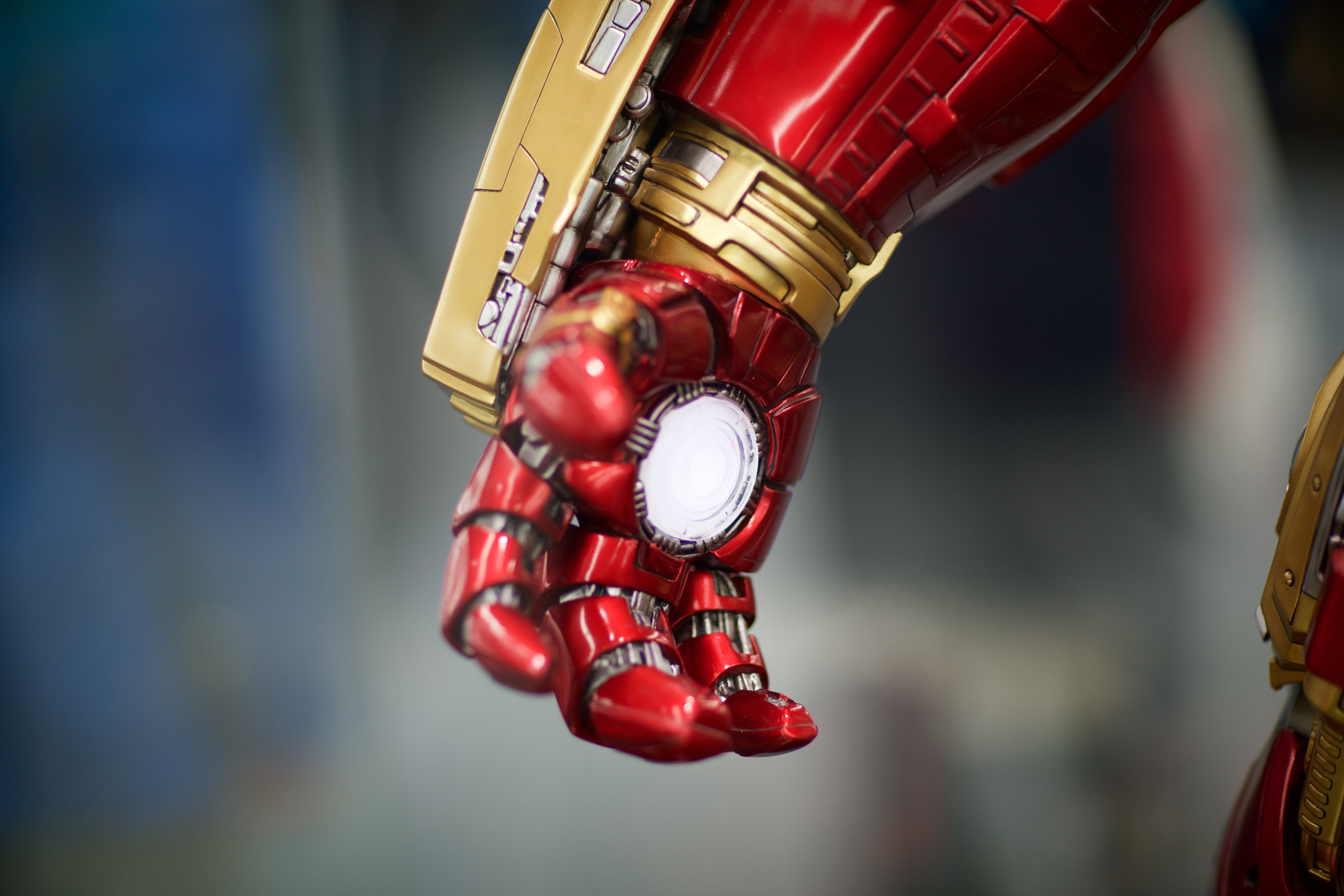 Sony a7R II + Canon EF 85mm F1.2L II USM sample photo. Hulkbuster's hand photography