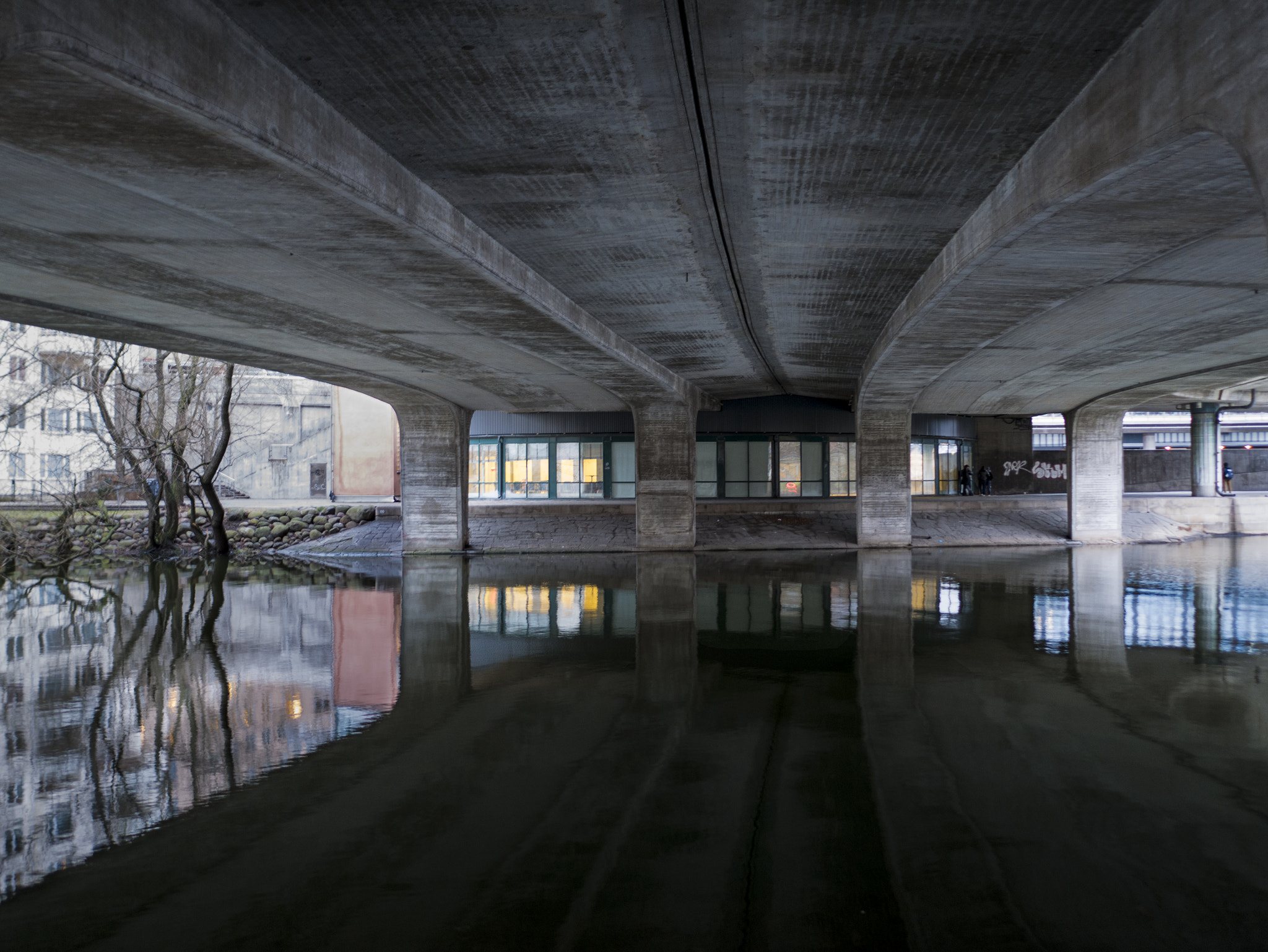 Panasonic Lumix DMC-GX7 + LEICA DG SUMMILUX 15/F1.7 sample photo. Under the bridges of stockholm. photography