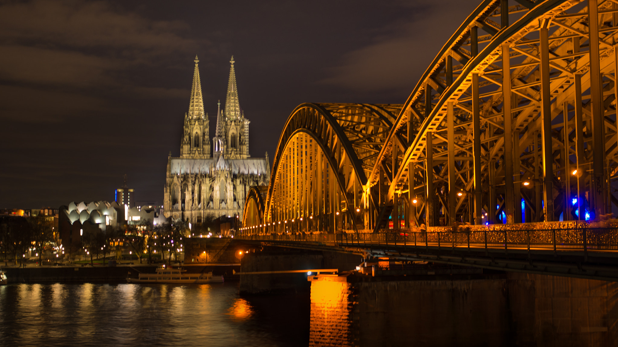 Pentax smc DA 35mm F2.4 AL sample photo. Cologne cathedral at night photography