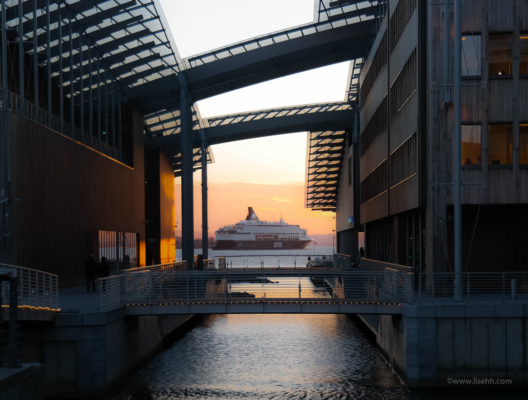 Samsung NX30 + NX 18-55mm F3.5-5.6 sample photo. Cityscape photography