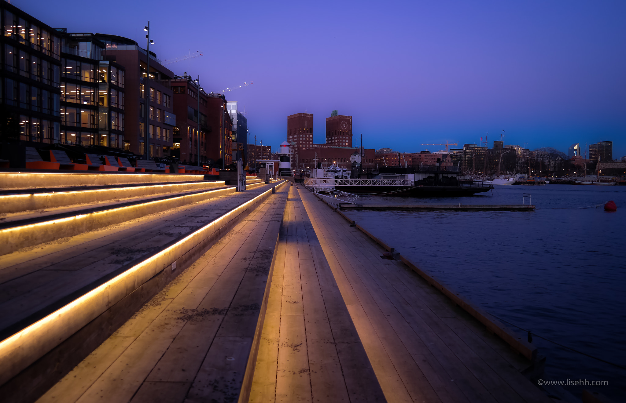 Samsung NX30 + NX 18-55mm F3.5-5.6 sample photo. Cityscape photography