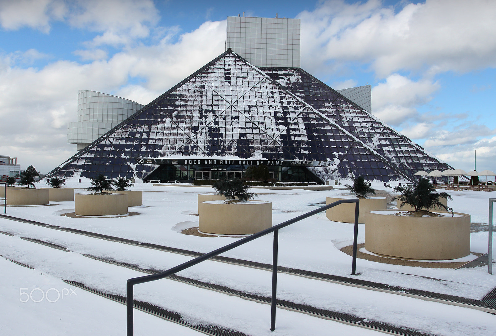 Canon EOS 700D (EOS Rebel T5i / EOS Kiss X7i) + Canon EF 17-40mm F4L USM sample photo. Rock and roll hall of fame and museum photography