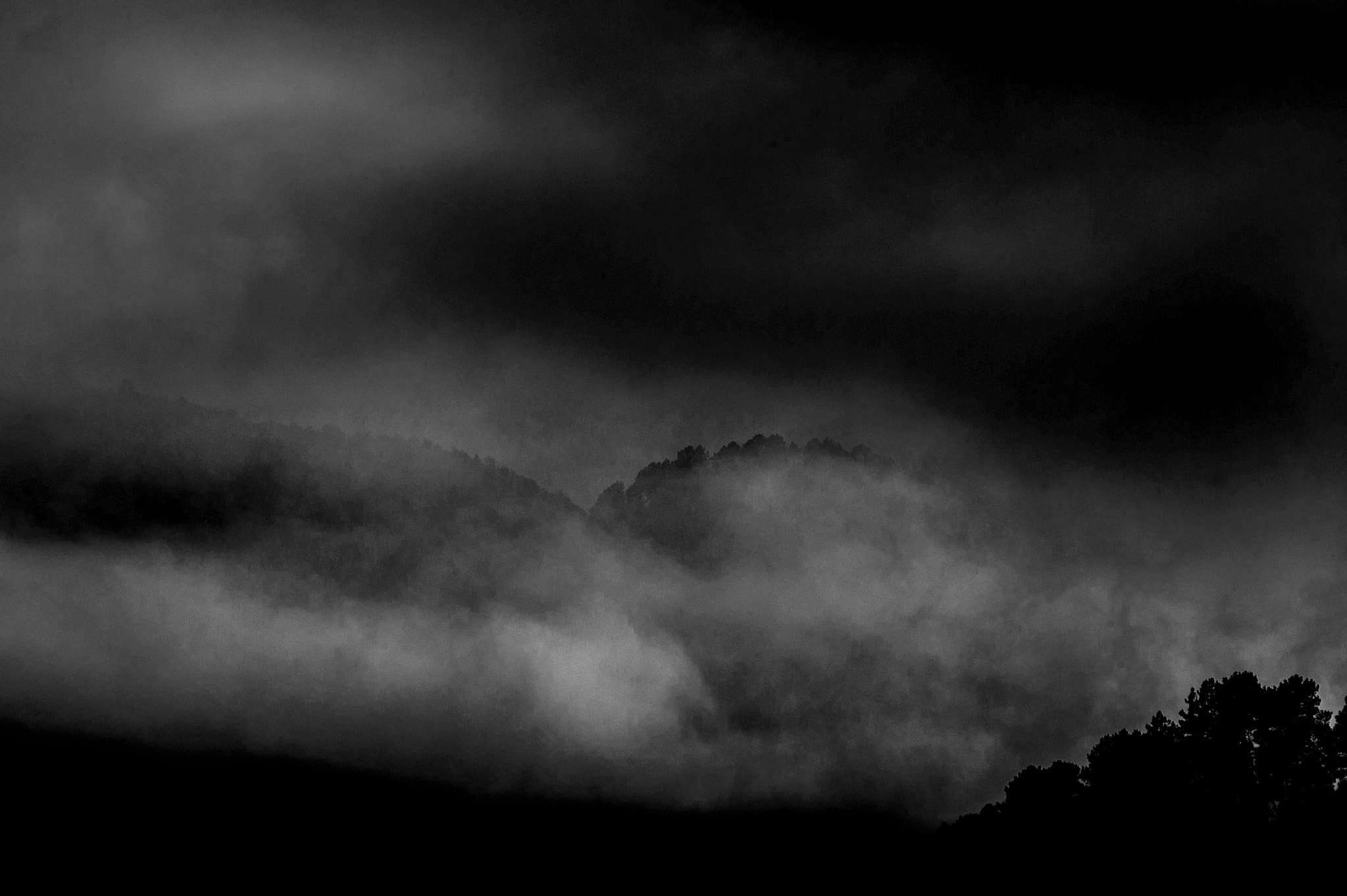 AF-S Zoom-Nikkor 80-200mm f/2.8D IF-ED sample photo. St jean du gard mont brion photography