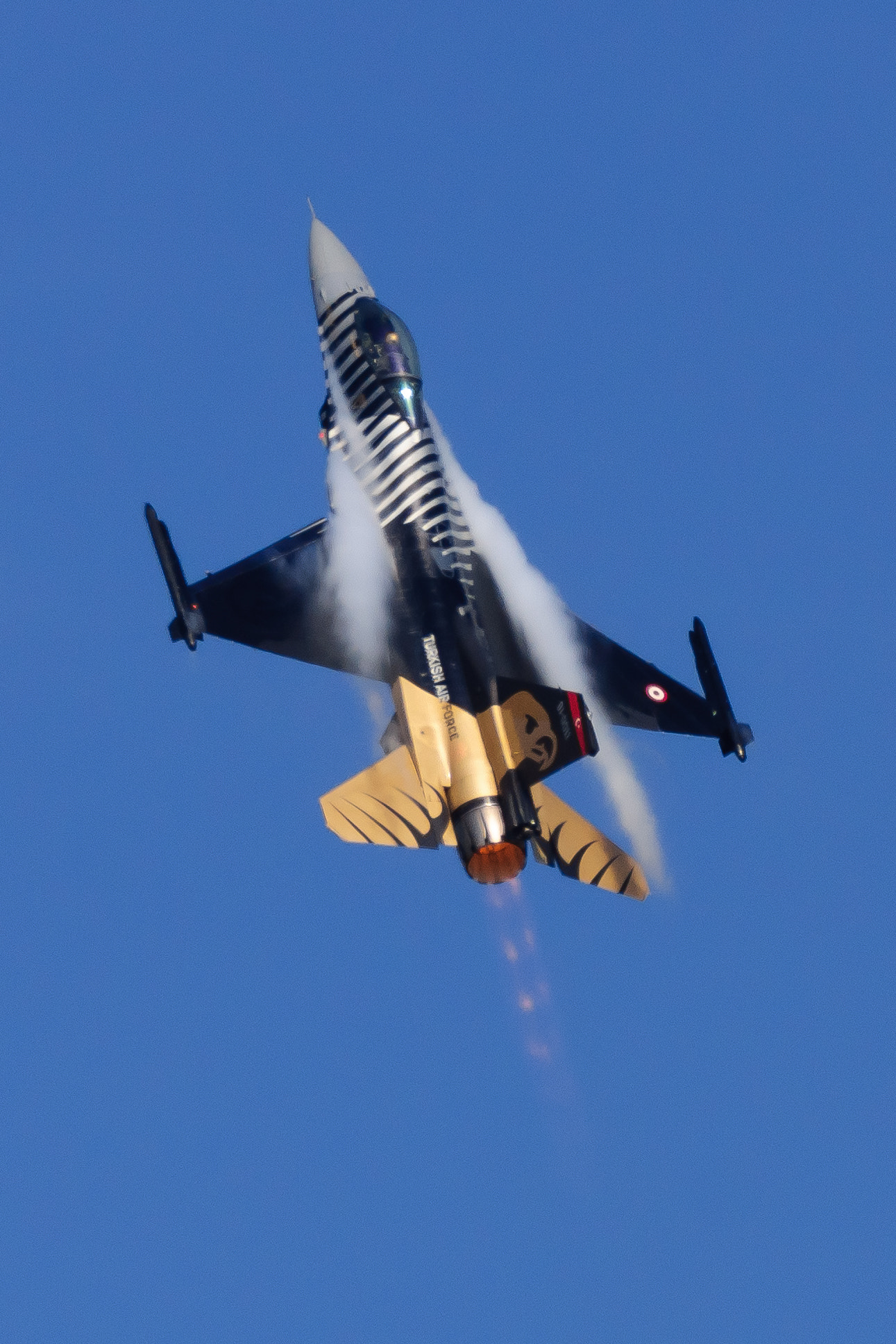 Sony 70-300mm F4.5-5.6 G SSM sample photo. F-16 vapour photography