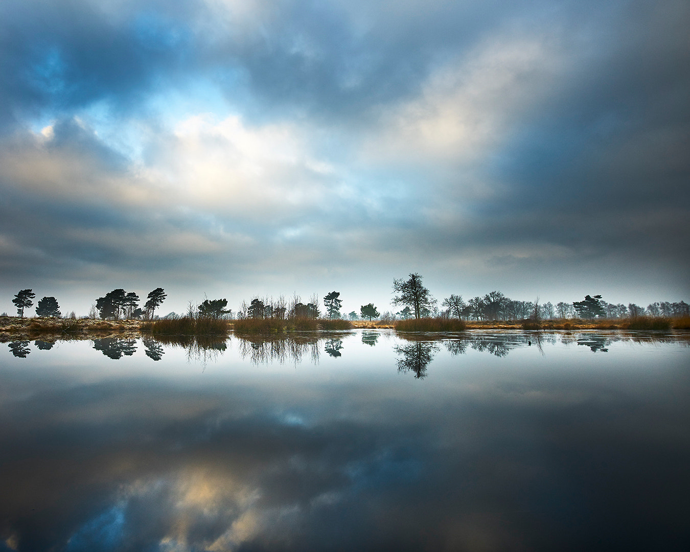 16-35mm F4 G SSM OSS sample photo. Moor mirror photography