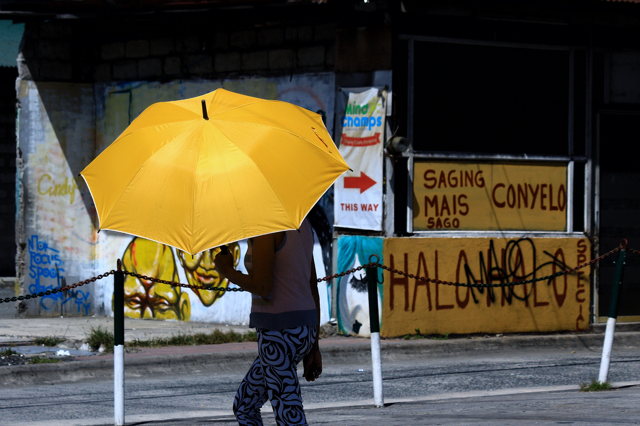 Canon EF-S 55-250mm F4-5.6 IS II sample photo. Sharing umbrella photography