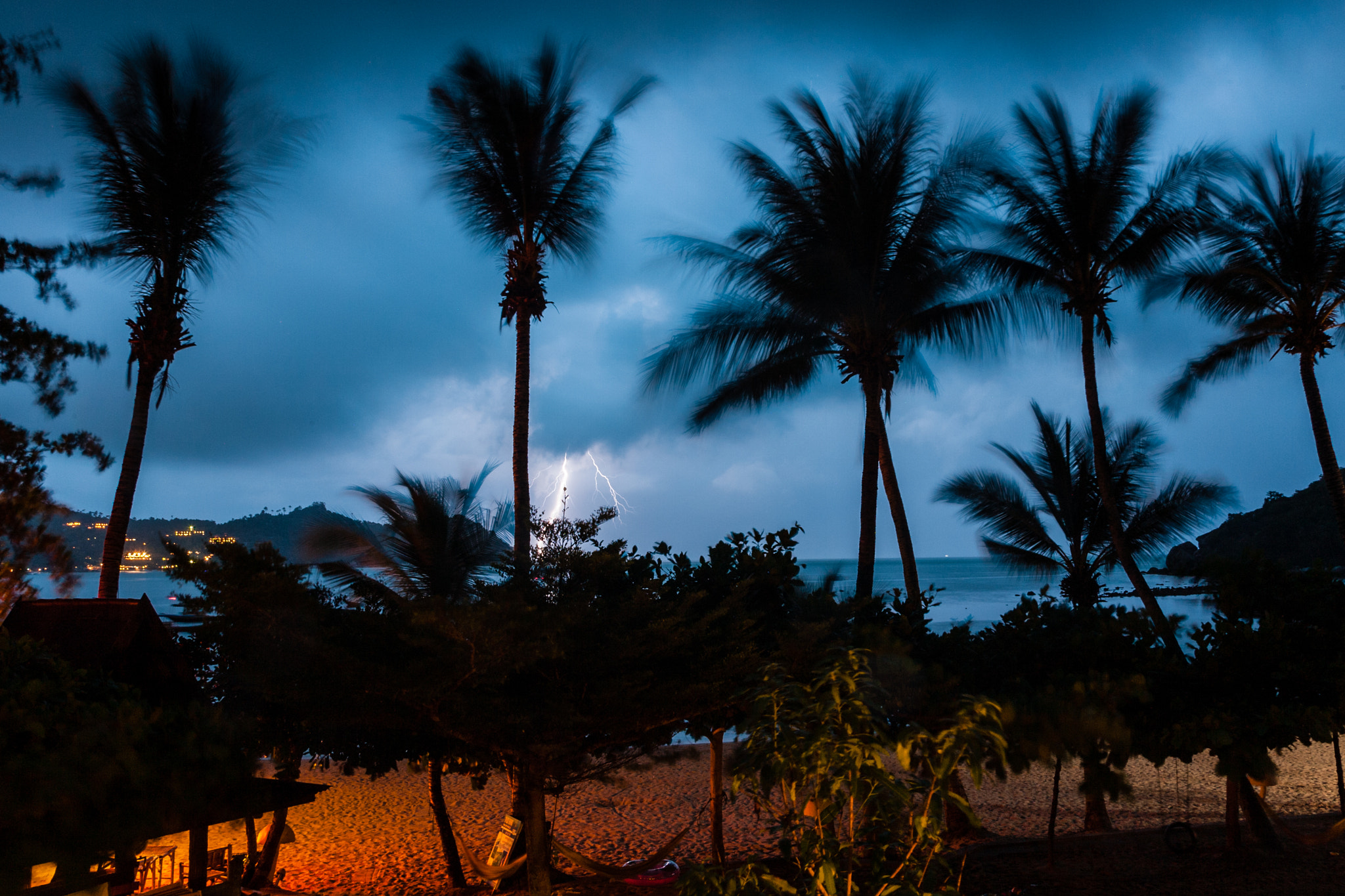 Canon EOS-1D Mark II N sample photo. Lightning at sea photography