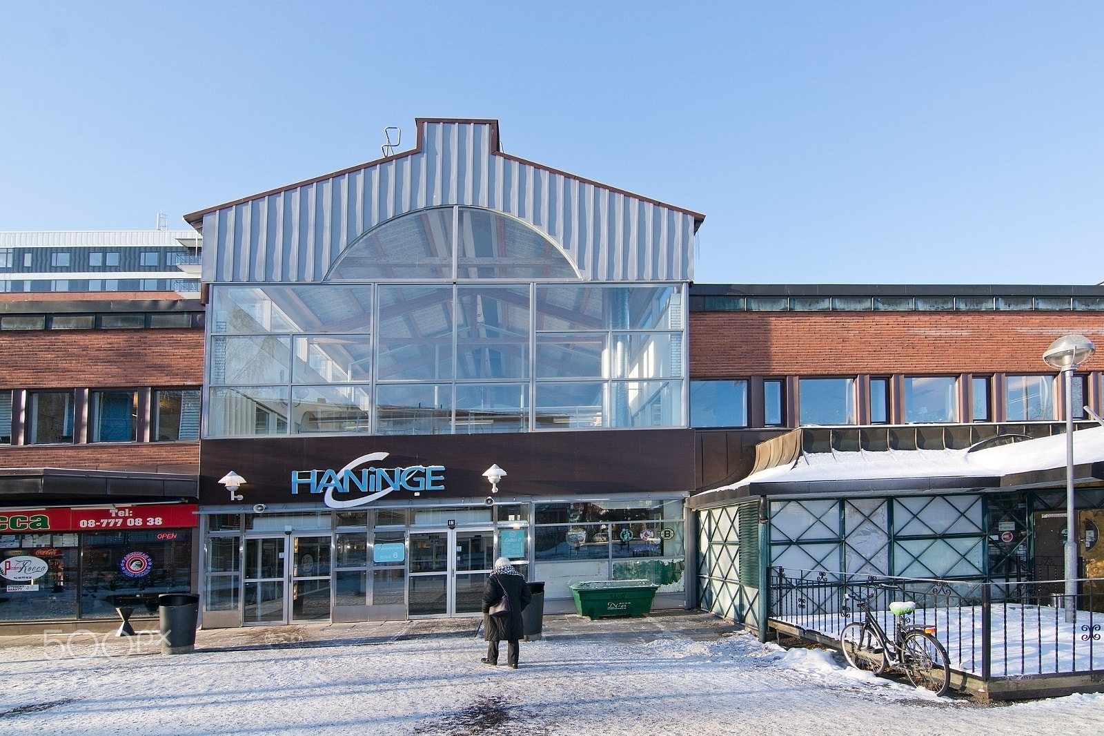 AF Zoom-Nikkor 80-200mm f/4.5-5.6D sample photo. Entrance to haninge center photography