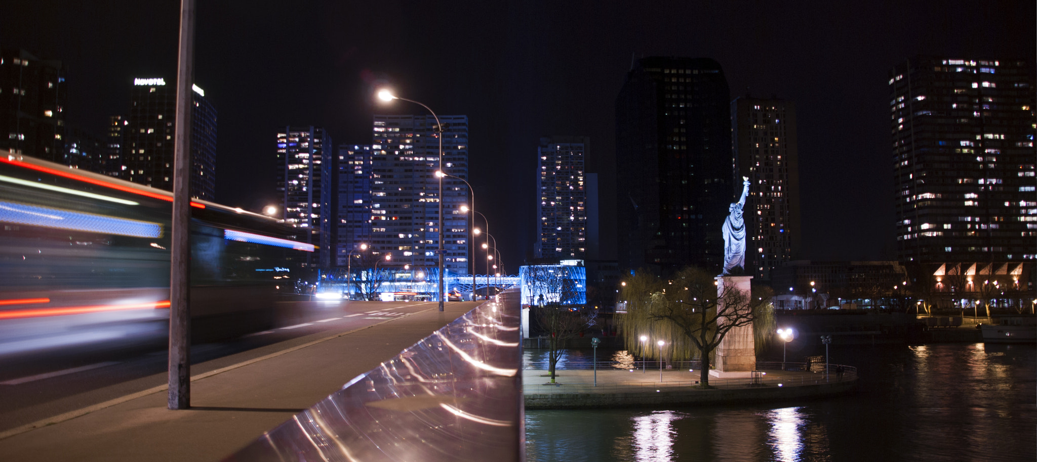 Pentax K10D + Sigma sample photo. Paris bridge photography